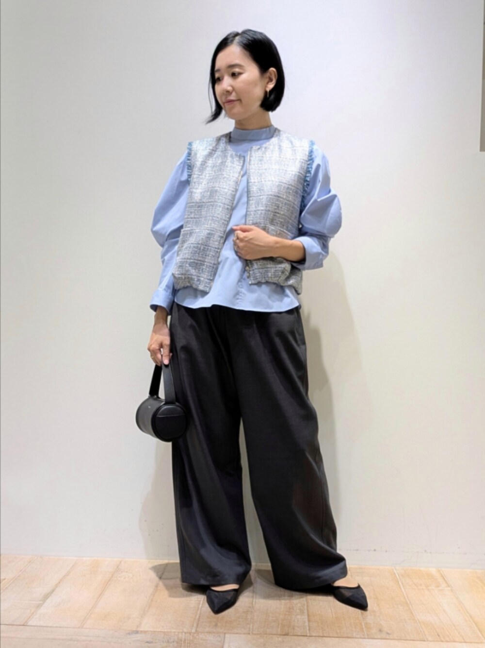 グレー系のその他パンツ、ブルー系のシャツ/ブラウス、シルバー系のブルゾンを着用したレディースの秋コーディネートの1枚目の写真