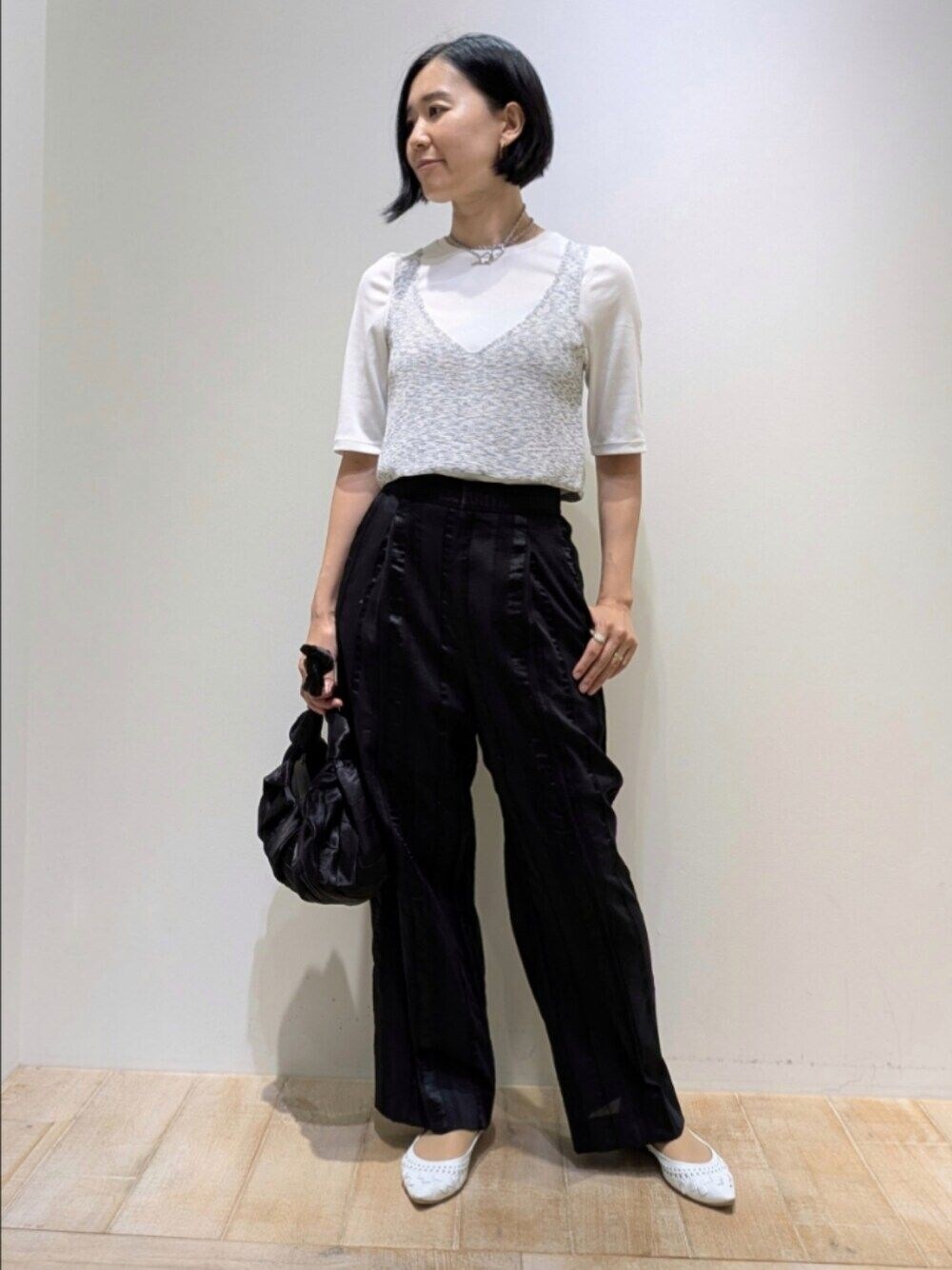 ホワイト系のTシャツ/カットソー、ブラック系のその他パンツ、グレー系のベストを着用したレディースの夏コーディネートの1枚目の写真
