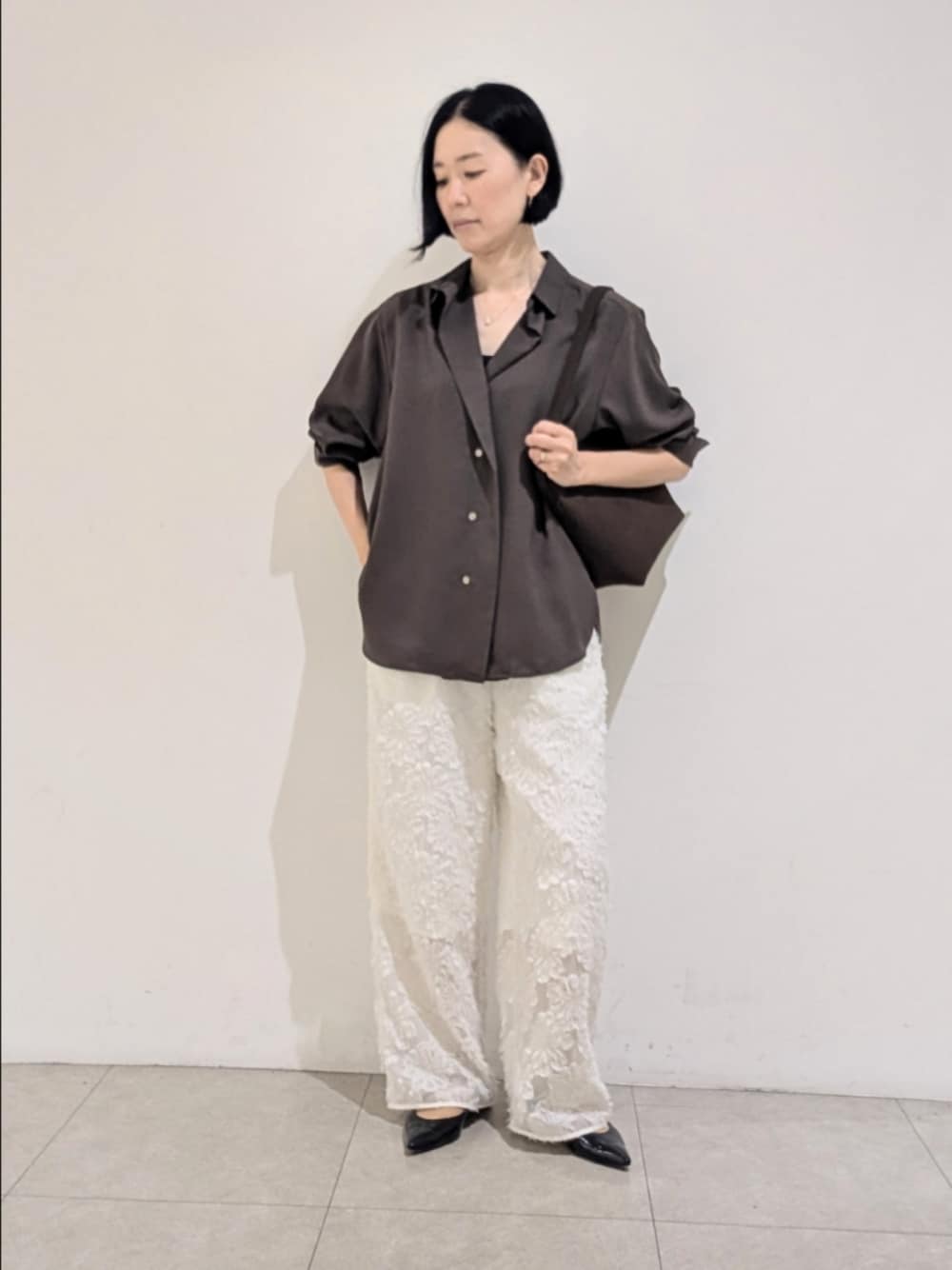 ブラウン系のシャツ/ブラウス、ホワイト系のその他パンツ、ブラウン系のトートバッグを着用したレディースの秋コーディネートの1枚目の写真