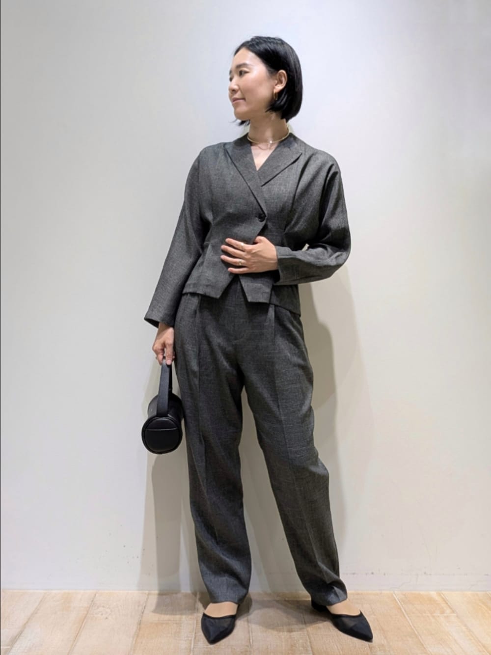 グレー系のその他パンツ、グレー系のテーラードジャケット、シルバー系のチョーカーを着用したレディースの秋コーディネートの1枚目の写真