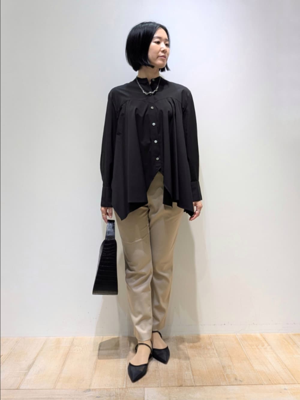 ブラック系のその他パンツ、ブラック系のシャツ/ブラウスを着用したレディースの秋コーディネートの1枚目の写真