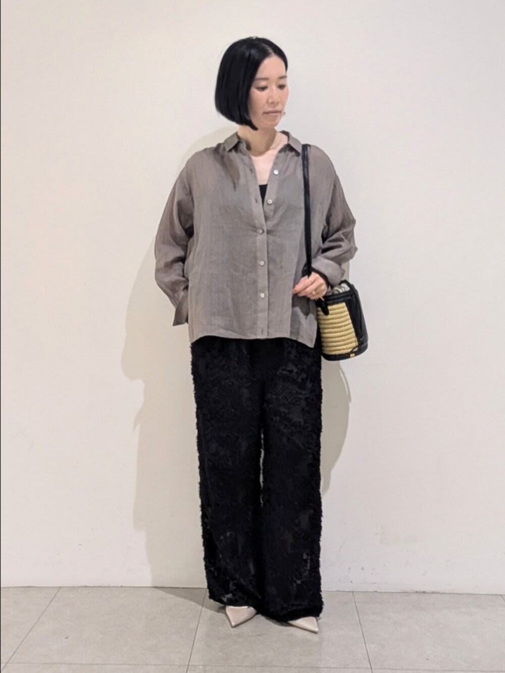 ブラウン系のシャツ/ブラウス、ブラック系のその他パンツ、ゴールド系のネックレスを着用したレディースの夏コーディネートの1枚目の写真