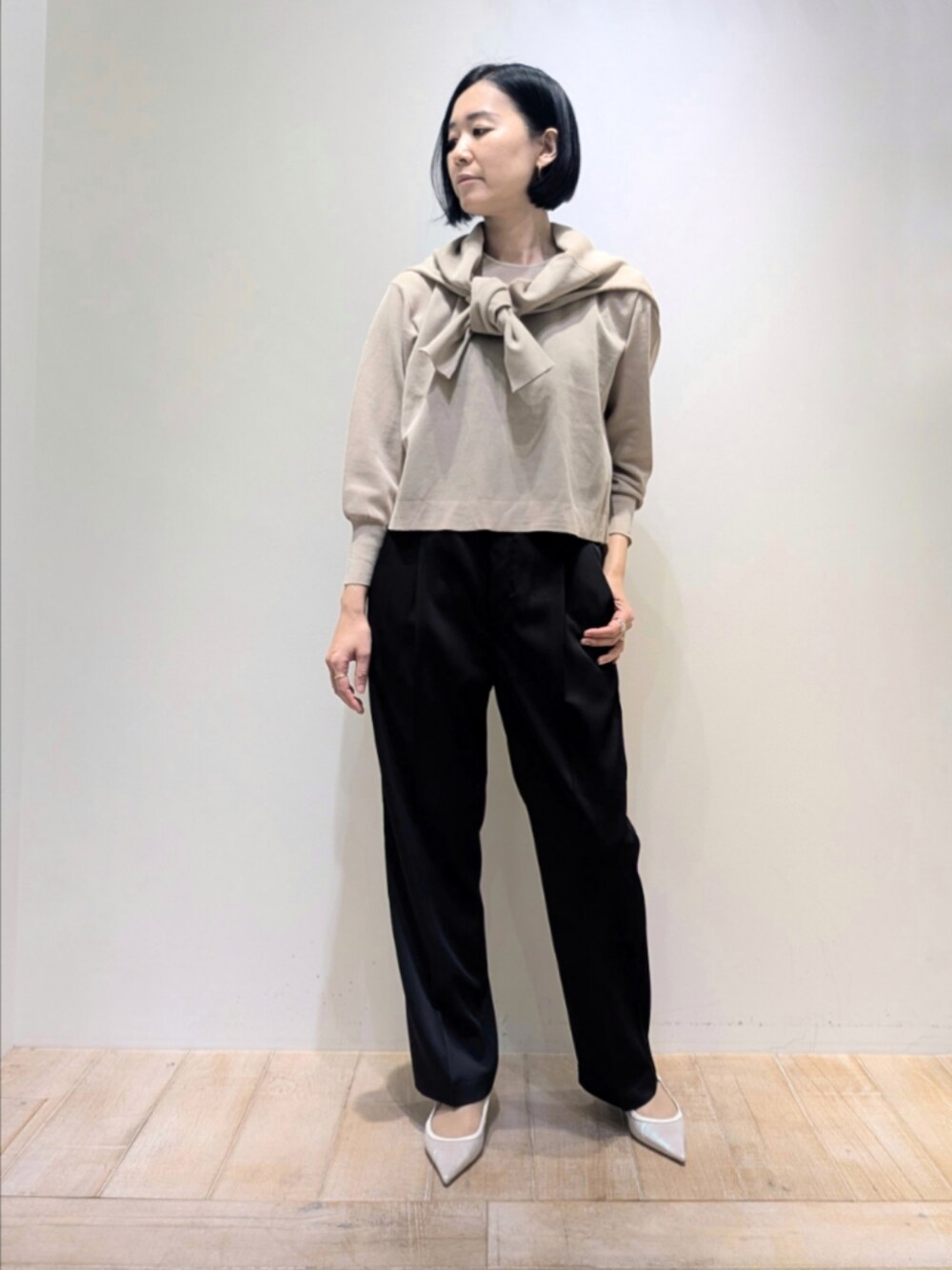 ベージュ系のニット/セーター、ベージュ系のカーディガン/ボレロ、ブラック系のその他パンツを着用したレディースの冬コーディネートの1枚目の写真