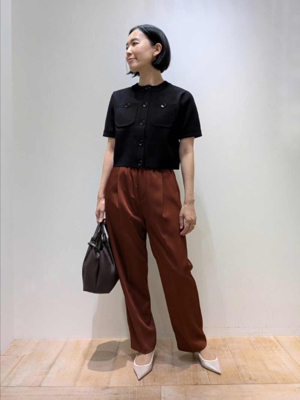 ブラック系のTシャツ/カットソー、ブラウン系のその他パンツを着用したレディースの秋コーディネートの1枚目の写真
