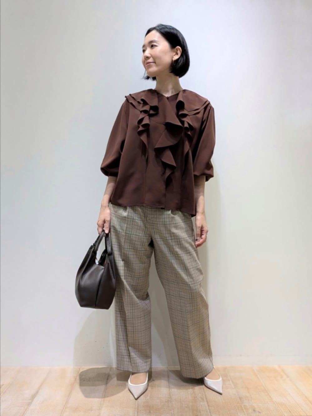 レッド系のシャツ/ブラウス、ベージュ系のその他パンツを着用したレディースの秋コーディネートの1枚目の写真