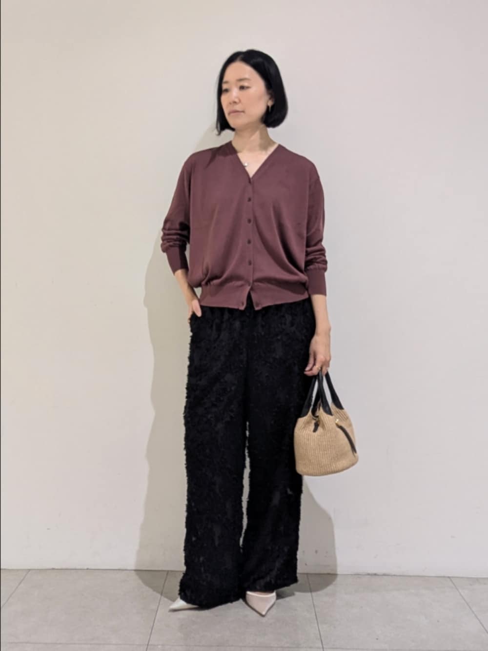 ブラック系のその他パンツ、レッド系のカーディガン/ボレロ、シルバー系のネックレスを着用したレディースの夏コーディネートの1枚目の写真