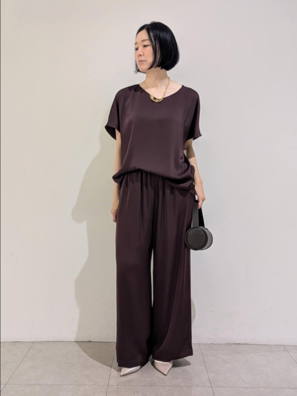 レッド系のシャツ/ブラウス、レッド系のその他パンツを着用したレディースの夏コーディネートの1枚目の写真