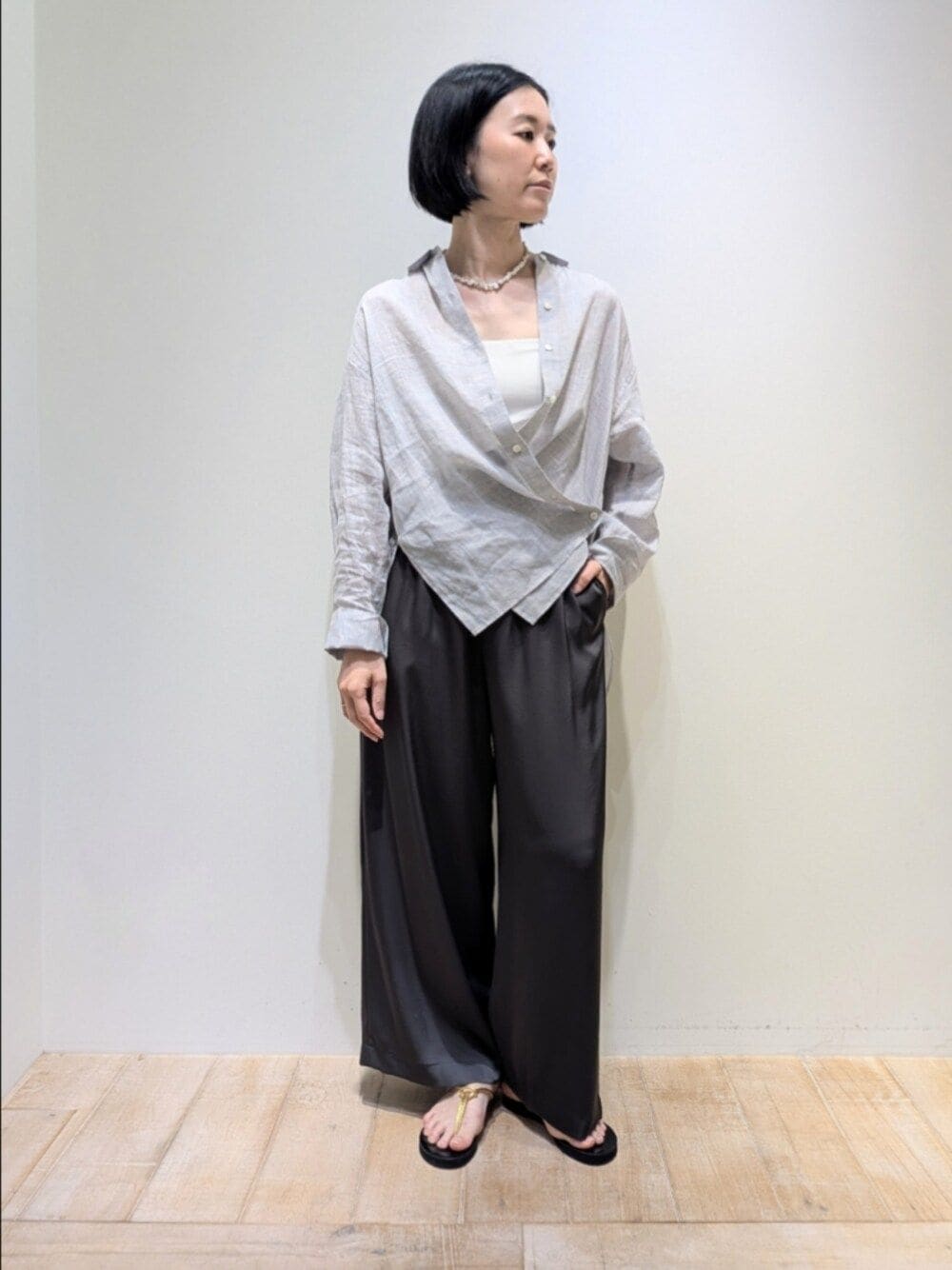 パープル系のシャツ/ブラウス、グレー系のその他パンツ、ホワイト系のタンクトップを着用したレディースの春コーディネートの1枚目の写真
