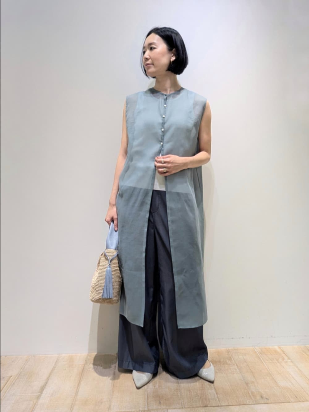 グリーン系のシャツ/ブラウス、ホワイト系のタンクトップ、ブルー系のその他パンツを着用したレディースの春コーディネートの1枚目の写真