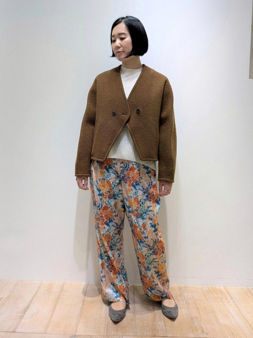 「オトナカジュアル、qualite、カリテ(qualite)、コートスタイル、コートコーデ、ショートコート、ウールコート、シャギーコート、フラワープリント、フラワー柄、パンツスタイル、パンツ、パンツコーデ、骨格ウェーブ、ブルベ夏」｜「qualiteのモヘアシャギーショートーコート（ノーカラーコート、イエロー系）」を使った、Chieさん（骨格ウェーブ・レディース・164cm）の冬コーディネートの1枚目の写真