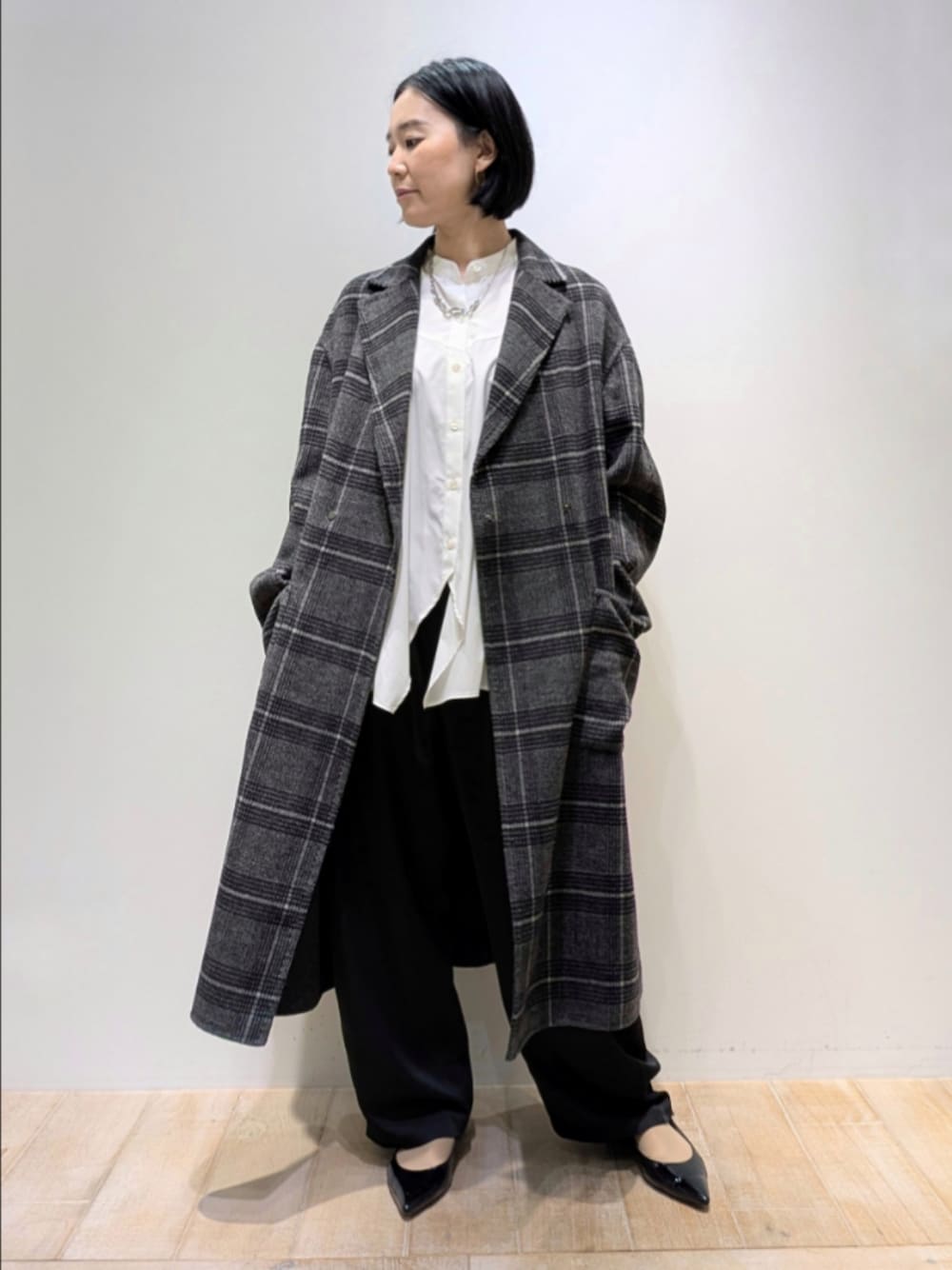 その他のチェスターコート、ホワイト系のシャツ/ブラウス、ブラック系のその他パンツを着用したレディースの秋コーディネートの1枚目の写真