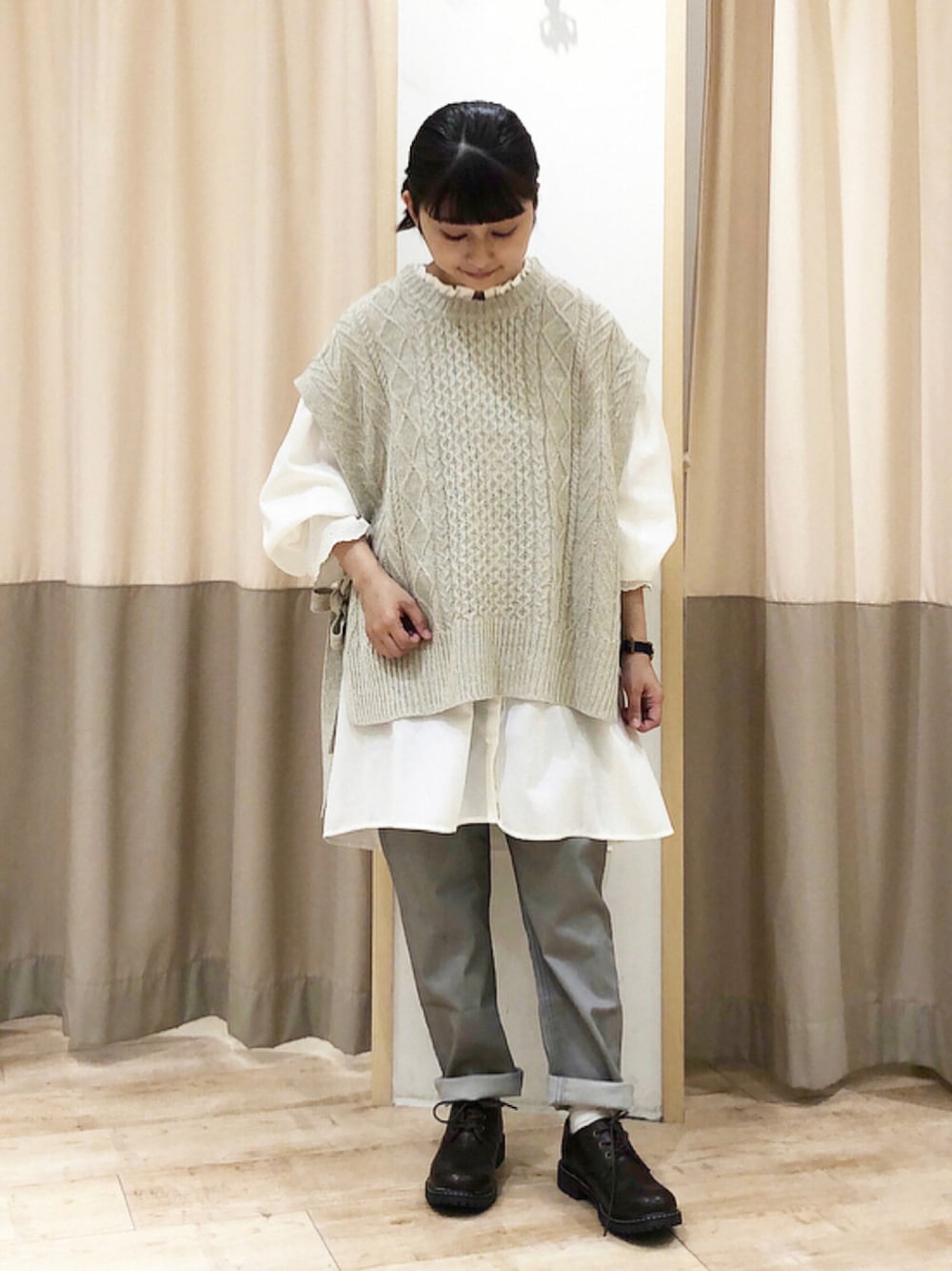 グレー系のベスト、ホワイト系のシャツ/ブラウス、グレー系のその他パンツを着用したレディースの秋コーディネートの1枚目の写真