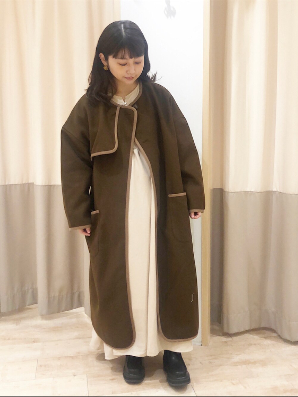 「ワントーンコーデ、プチプラ、シンプルコーデ、低身長、ehka sopo、淡色コーデ、エヘカソポ、パイピングコート」｜「ehka sopoの【たかあしあかりコラボ】コート（ノーカラーコート、ブラウン系）」を使った、ヤスイさん（レディース・147cm）の秋コーディネートの1枚目の写真