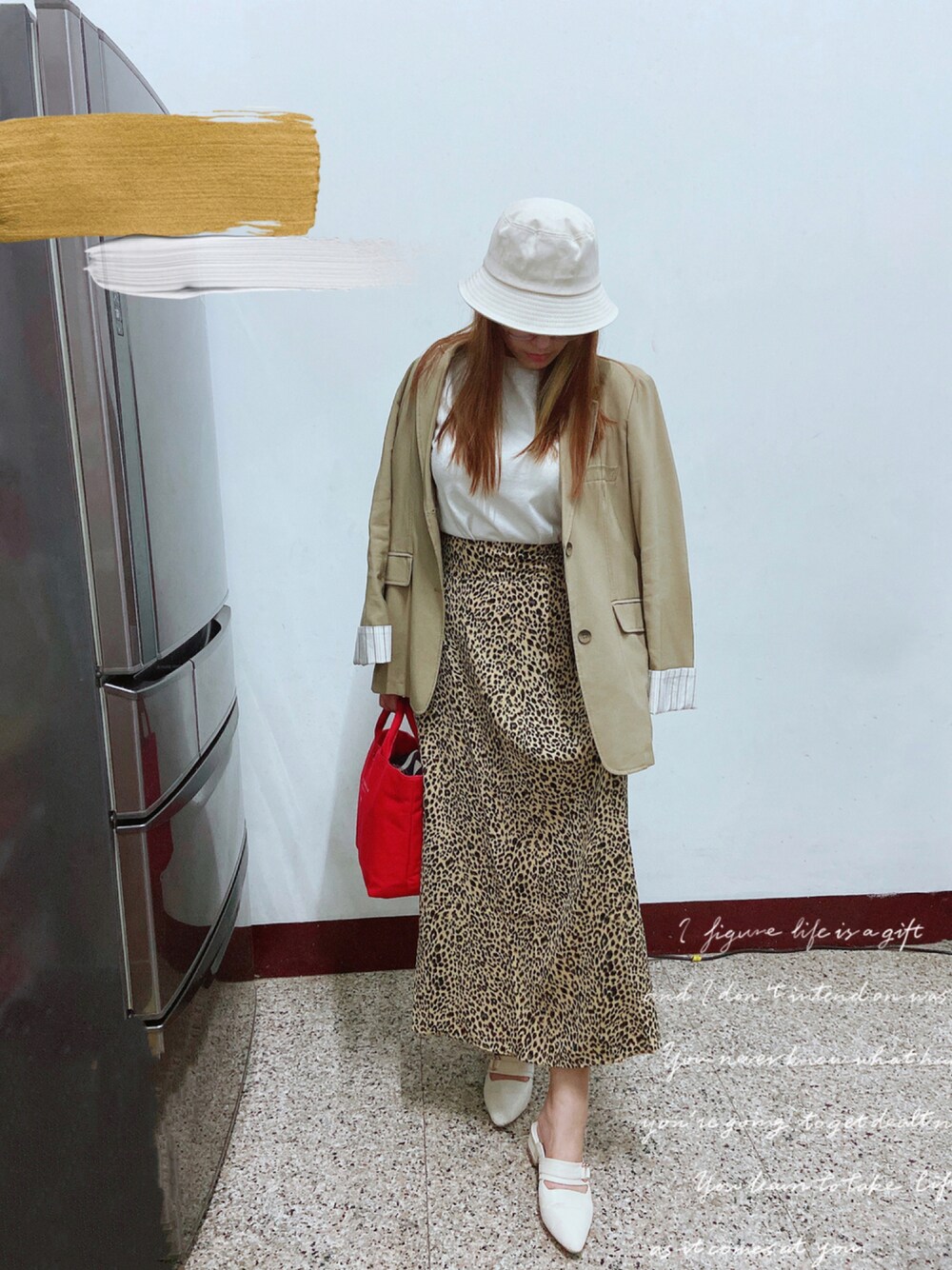 「高身長女子、カーキコーデ、白Tシャツ、西裝外套、ジャケット、豹紋、初秋コーデ、卡其色系」｜「zoiiのアイテム（キャップ、ベージュ系）」を使った、美田さん（レディース・167cm）の秋コーディネートの1枚目の写真