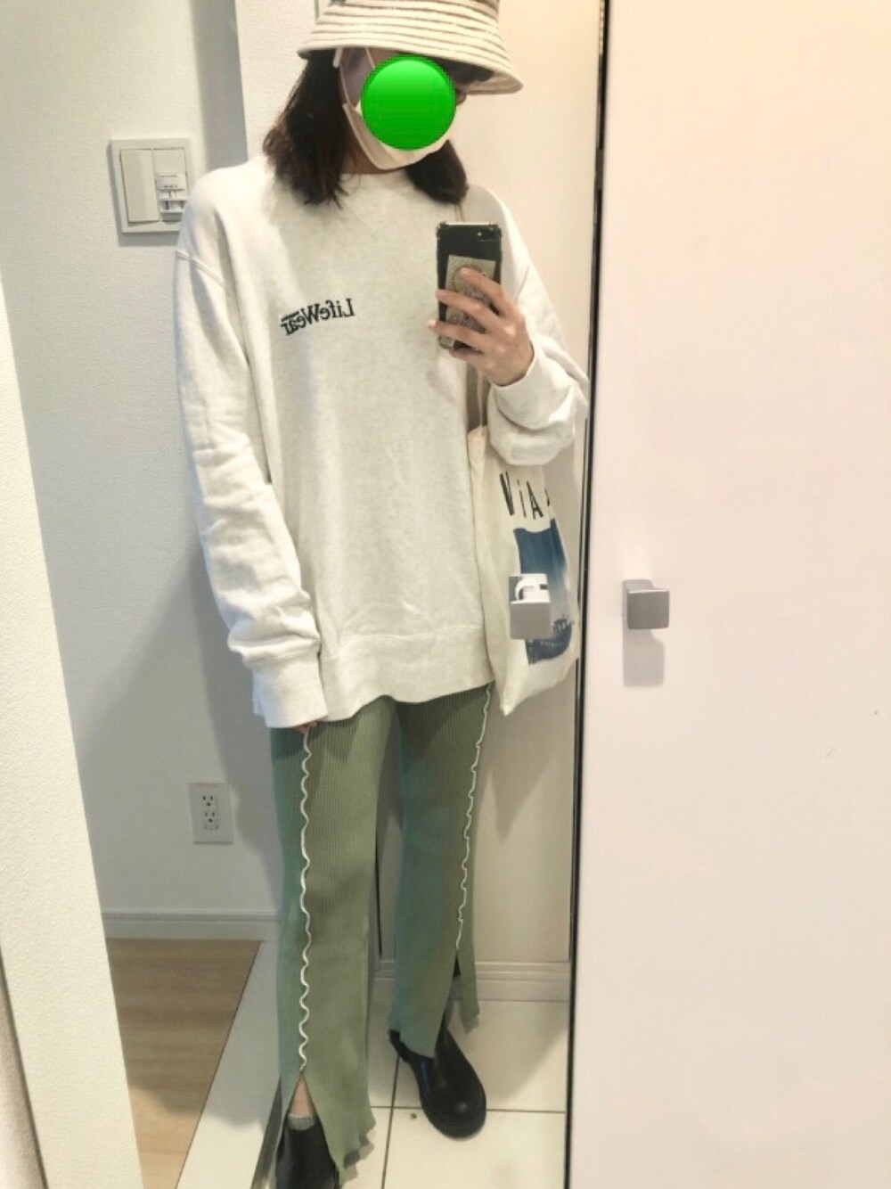 「スウェット、バケットハット、ニットパンツ、サイドゴアブーツ、UNIQLO、グリーンパンツ、プチプラコーデ、シンプルコーデ、ZARA、soduk」｜「UNIQLOのアイテム（スウェット、ホワイト系）」を使った、sheさん（レディース・160cm）の秋コーディネートの1枚目の写真