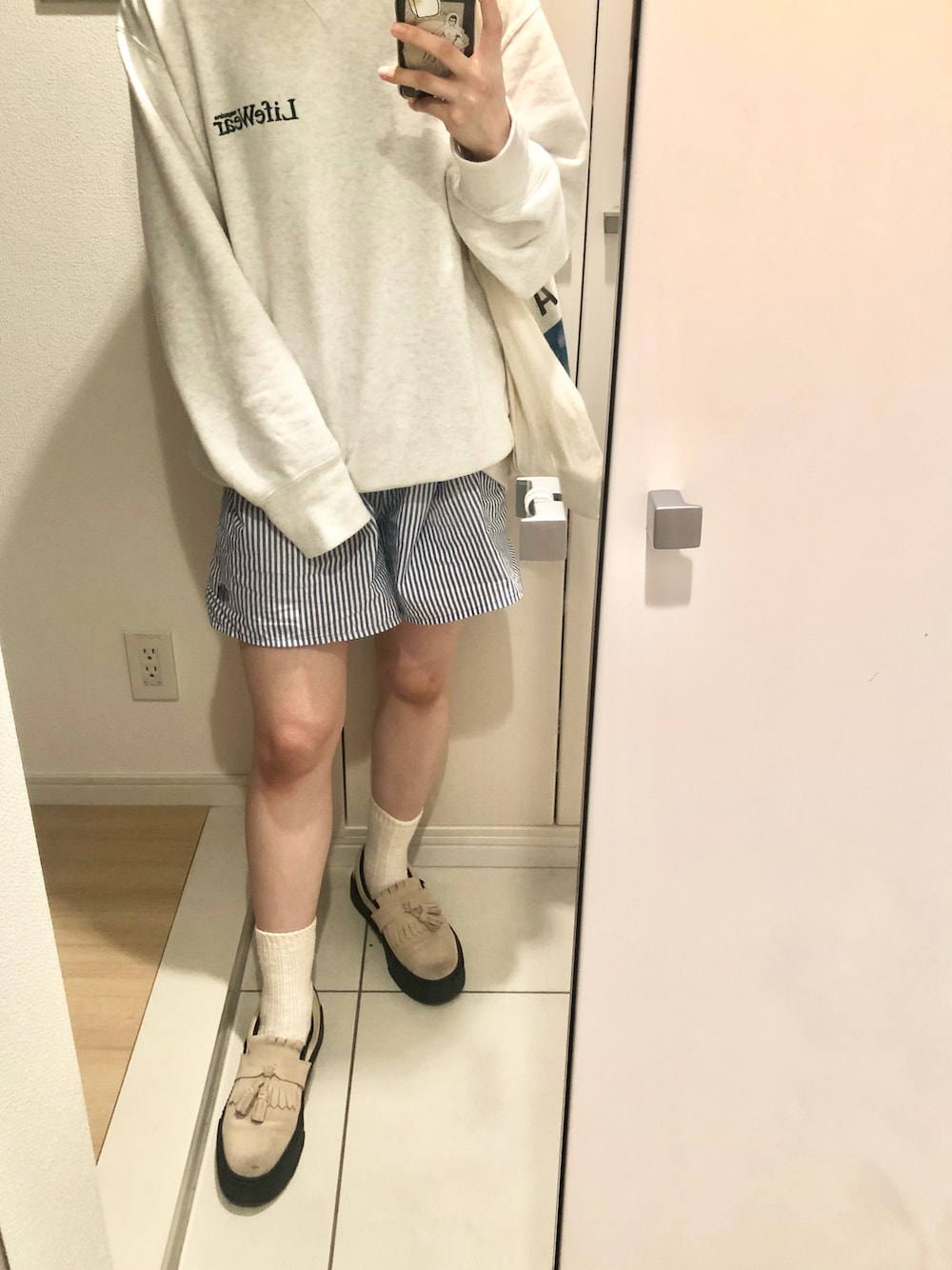 「休日スタイル、ゆるコーデ、ルームウェア、UNIQLOコーデ、lifewearmagazine、ショートパンツ、部屋着」｜「UNIQLOのアイテム（スウェット、ベージュ系）」を使った、sheさん（レディース・160cm）の秋コーディネートの1枚目の写真