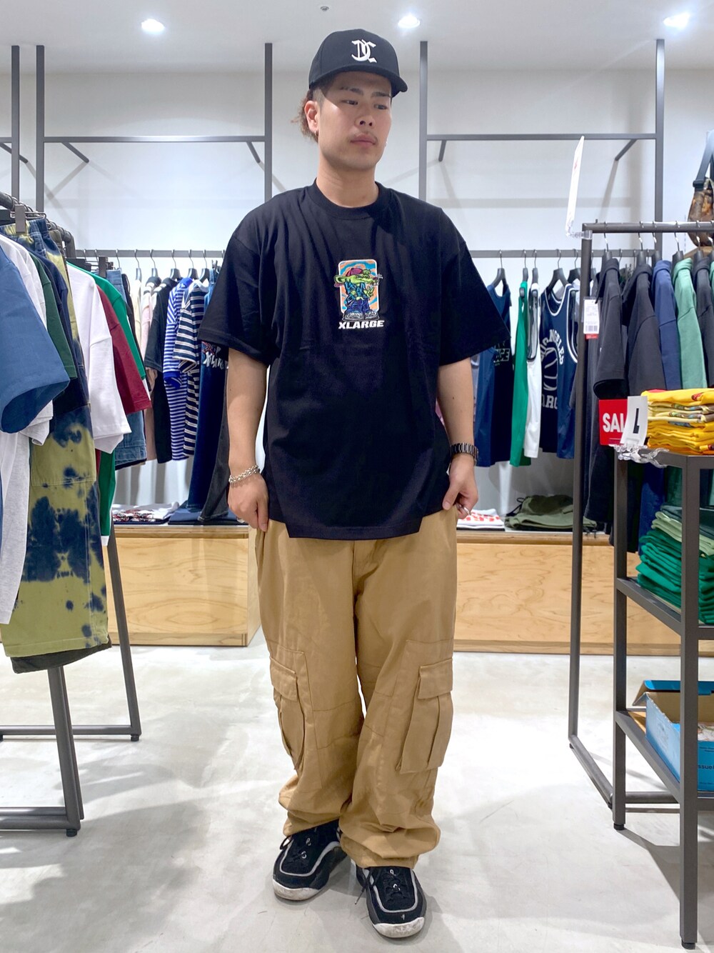 「XLARGE、XLARGE®、エクストララージ」｜「NEW ERAのXLARGE×NEWERA OLD ENGLISH CAP（キャップ、ブラック系）」を使った、山口 聖矢さん（メンズ・175cm）の夏コーディネートの1枚目の写真