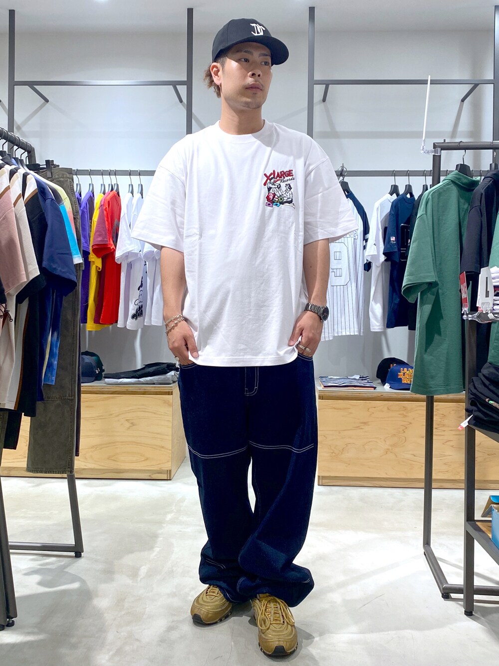 「XLARGE、XLARGE®、エクストララージ」｜「NEW ERAのXLARGE×NEWERA OLD ENGLISH CAP（キャップ、ブラック系）」を使った、山口 聖矢さん（メンズ・175cm）の夏コーディネートの1枚目の写真