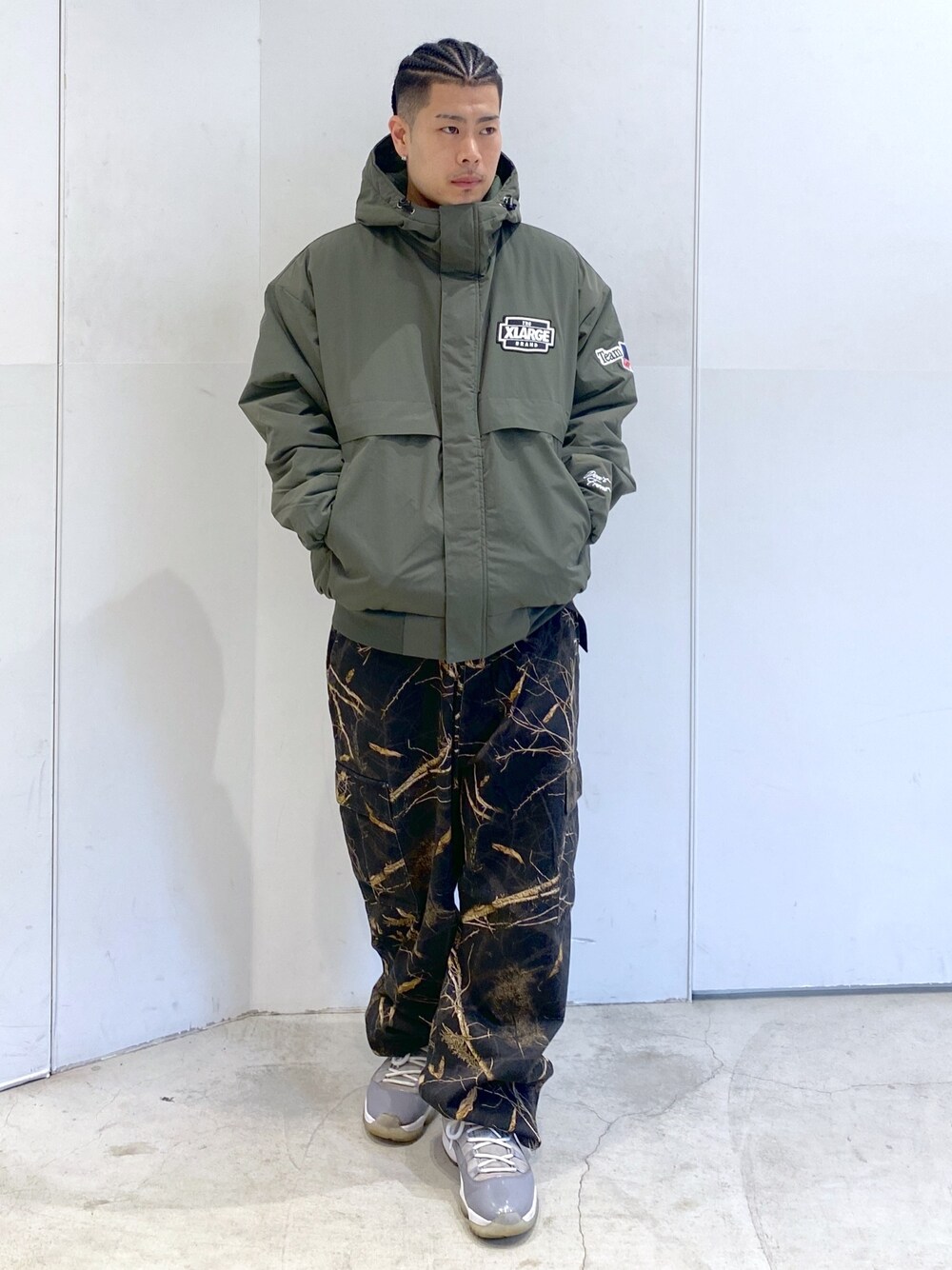「XLARGE、XLARGE®、エクストララージ」｜「XLARGEのNYLON PUFFER JACKET（ブルゾン、グリーン系）」を使った、山口 聖矢さん（メンズ・175cm）の秋コーディネートの1枚目の写真
