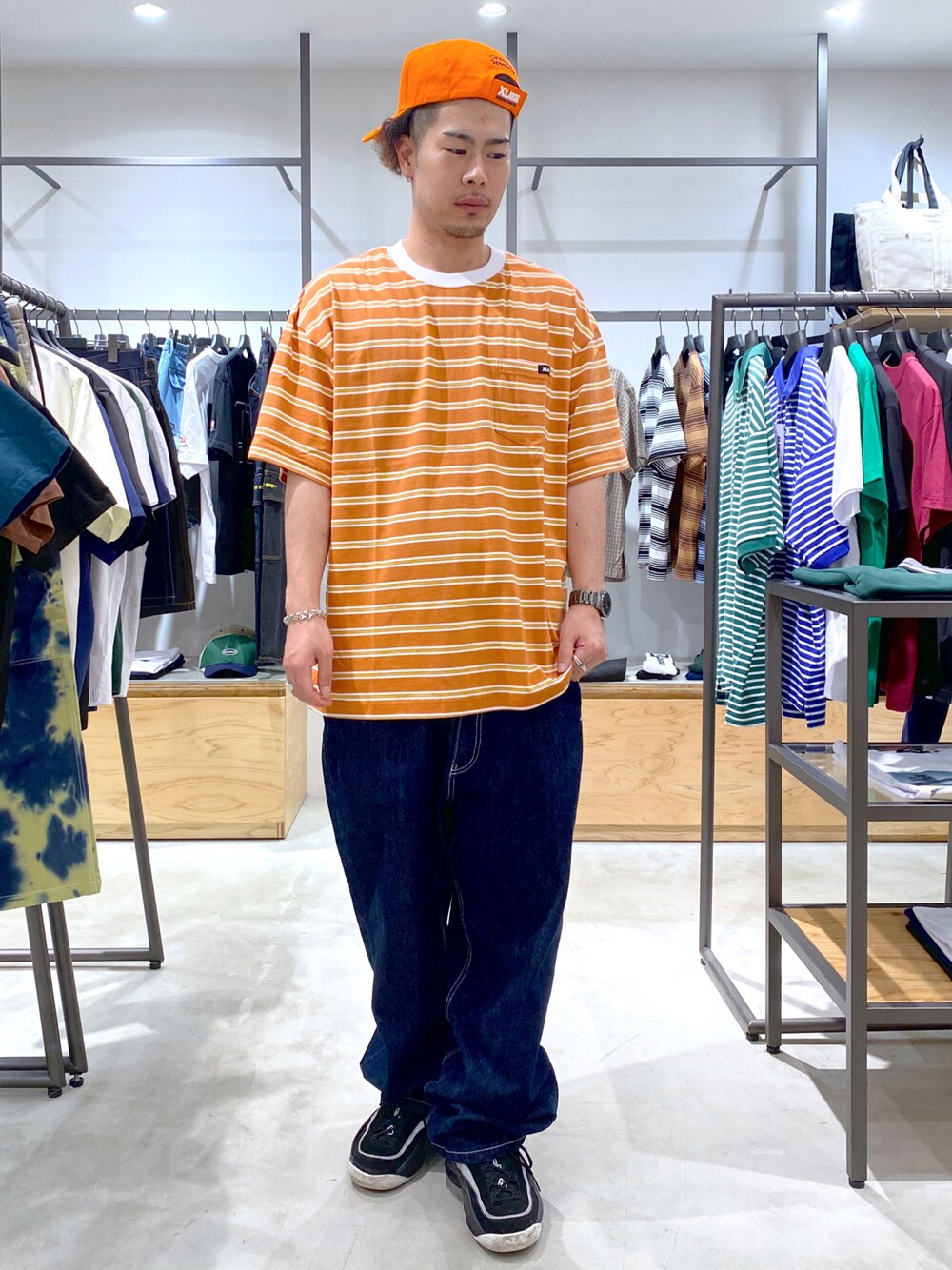 「夏コーデ、初夏コーデ、メンズファッション、XLARGE、XLARGE®、エクストララージ」｜「XLARGEのWORKER PATCH CAP（キャップ、オレンジ系）」を使った、山口 聖矢さん（メンズ・175cm）の夏コーディネートの1枚目の写真
