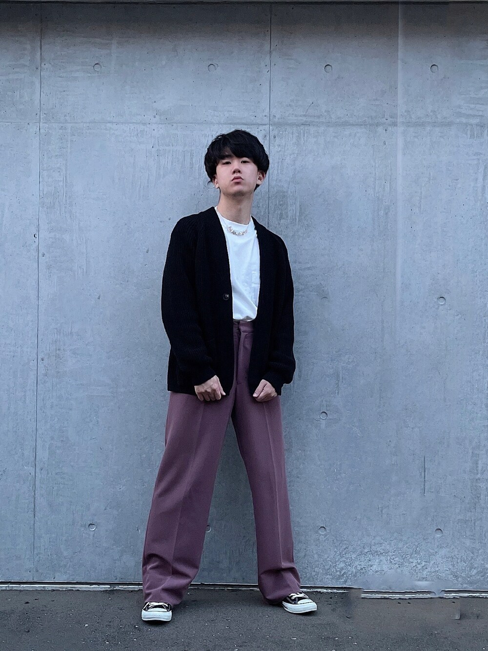 ブラック系のスニーカー、ブラック系のカーディガン/ボレロ、その他のネックレスを着用したメンズの秋コーディネートの1枚目の写真