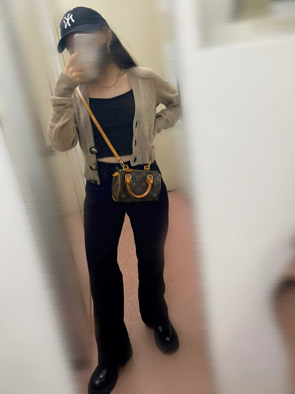 「大人カジュアル、おしゃれさんと繋がりたい、低身長、低身長コーデ、パンツスタイル、ゆるコーデ、休日コーデ、秋冬コーデ、オトナ女子、outfit、ベージュ、カジュアル、キャップ」｜「H&Mのアイテム（ブーツ、ブラック系）」を使った、小やまさん（レディース・141cm）の秋コーディネートの1枚目の写真