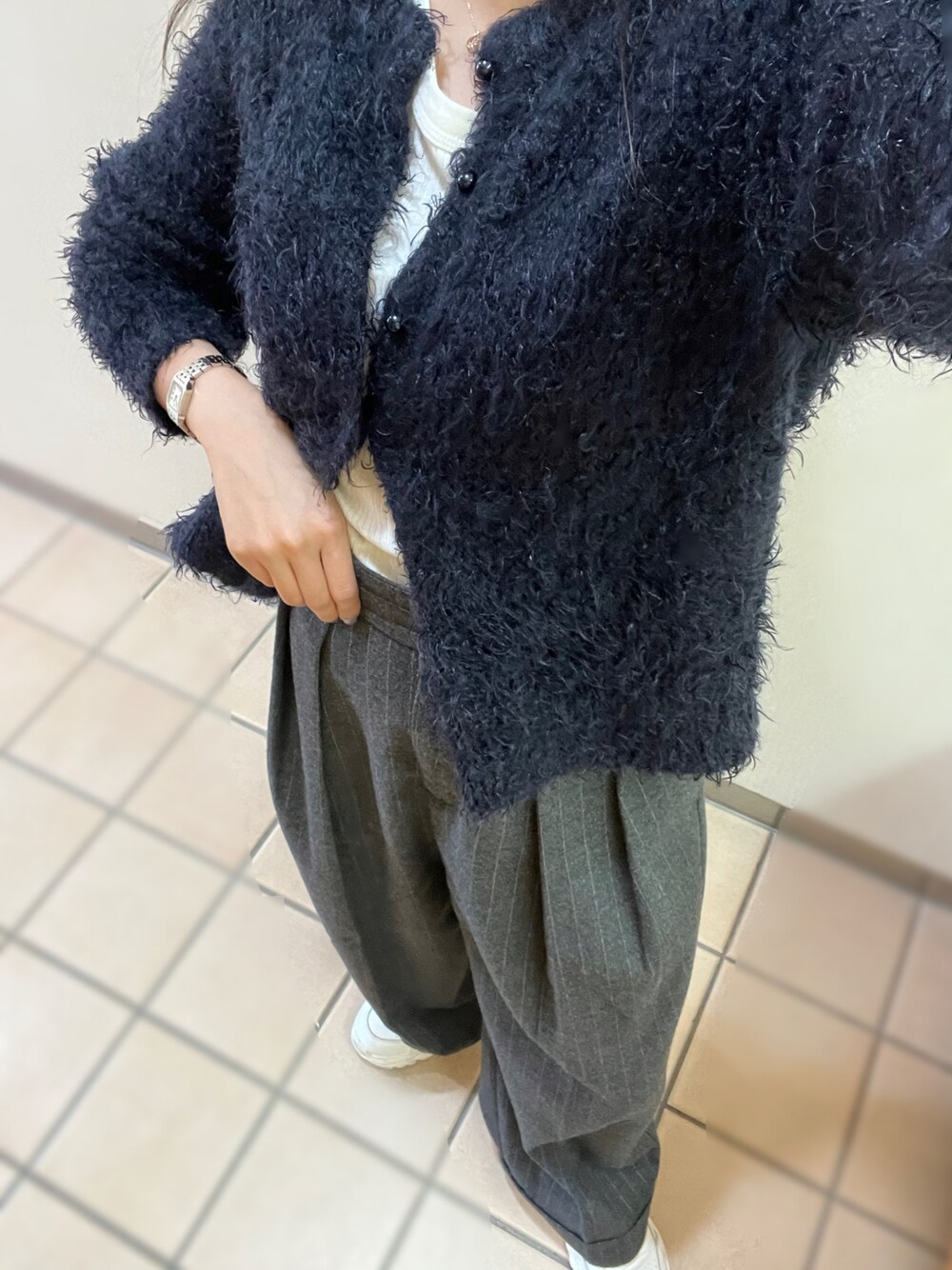「秋コーデ、シンプルコーデ、今日のコーデ、ニットコーデ、きれいめカジュアル、パンツスタイル、ゆったりコーデ、通勤コーデ、レイヤードスタイル、骨格ストレート、低身長、ネイビー、グレー、スポーツミックス、スニーカー」｜「MACKINTOSH PHILOSOPHYのアイテム（ニット/セーター、ブルー系）」を使った、小やまさん（レディース・141cm）の秋コーディネートの1枚目の写真