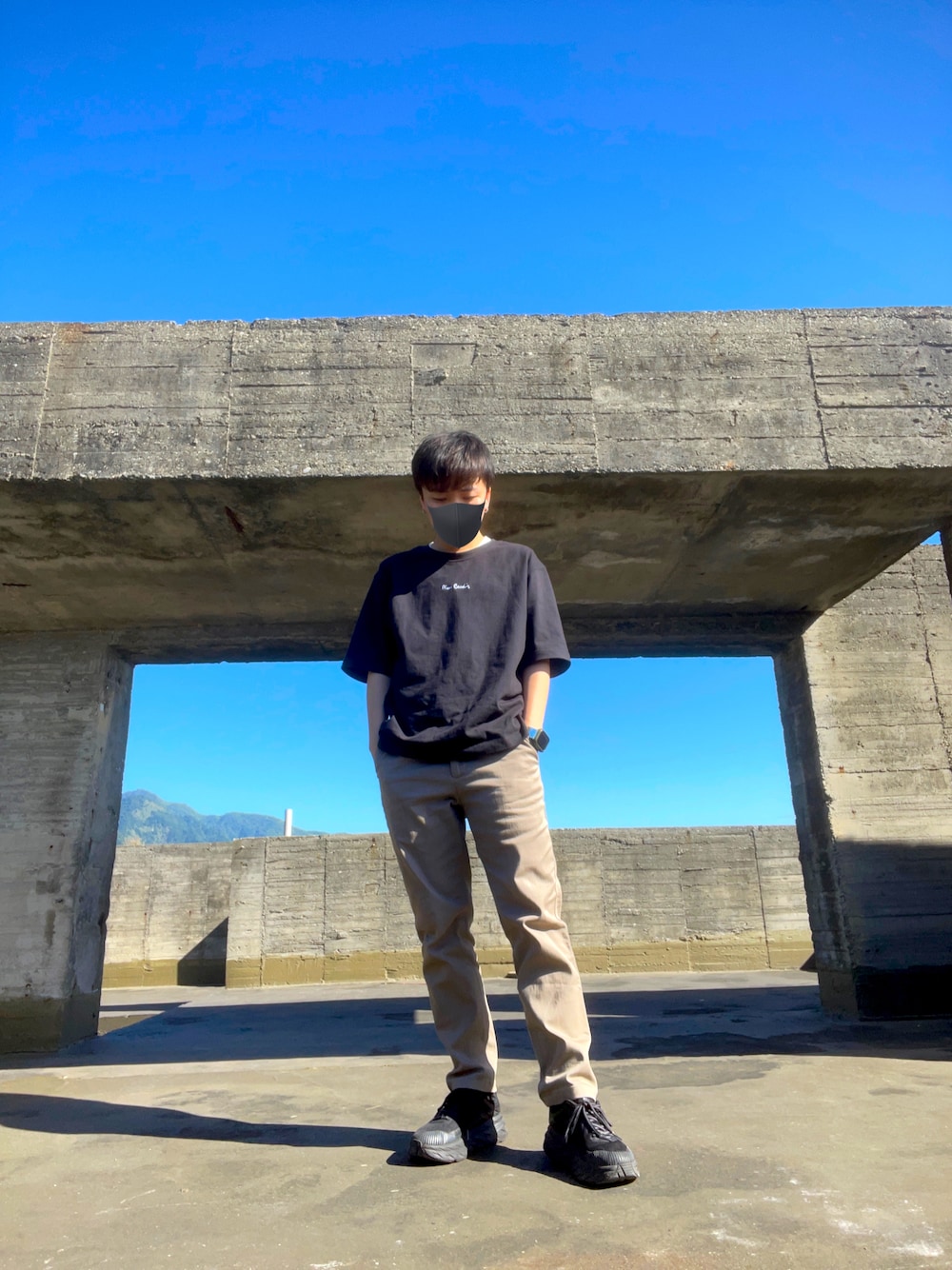 「ootd、夏、街頭穿搭、球鞋、復古、日系極簡、oversize、古着MIX、plain-me、HOKAONEONE、casetify、Taiwan、花蓮、summer」｜「pierre cardinのアイテム（Tシャツ/カットソー、ブラック系）」を使った、Simo Hsuさん（レディース・158cm）の夏コーディネートの1枚目の写真