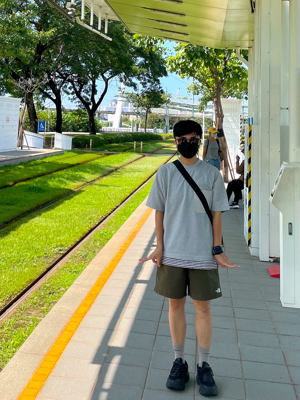 「ootd、outfit、outdoor、streetstyle、秋服コーデ、autumn、GLOBAL WORK、plain-me、THE SHOP TK、ESSENTIALS、HOKAONEONE、titty&Co.、Taiwan、kaohsiung、日系極簡」｜「OWNDAYSのSUN1027-T / OWNDAYS（サングラス、グレー系）」を使った、Simo Hsuさん（レディース・158cm）の秋コーディネートの1枚目の写真
