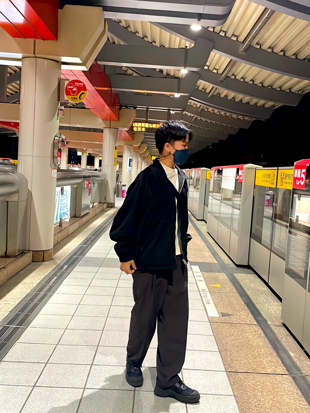 「秋服、ootd、outfit、streetstyle、日系極簡、autumn、JKS shop、UNIQLO、MUJI、無印良品、PALLADIUM、Taiwan、TAIPEI」｜「JKSのアイテム（ジャケット/アウター、ブラック系）」を使った、Simo Hsuさん（レディース・158cm）の秋コーディネートの1枚目の写真