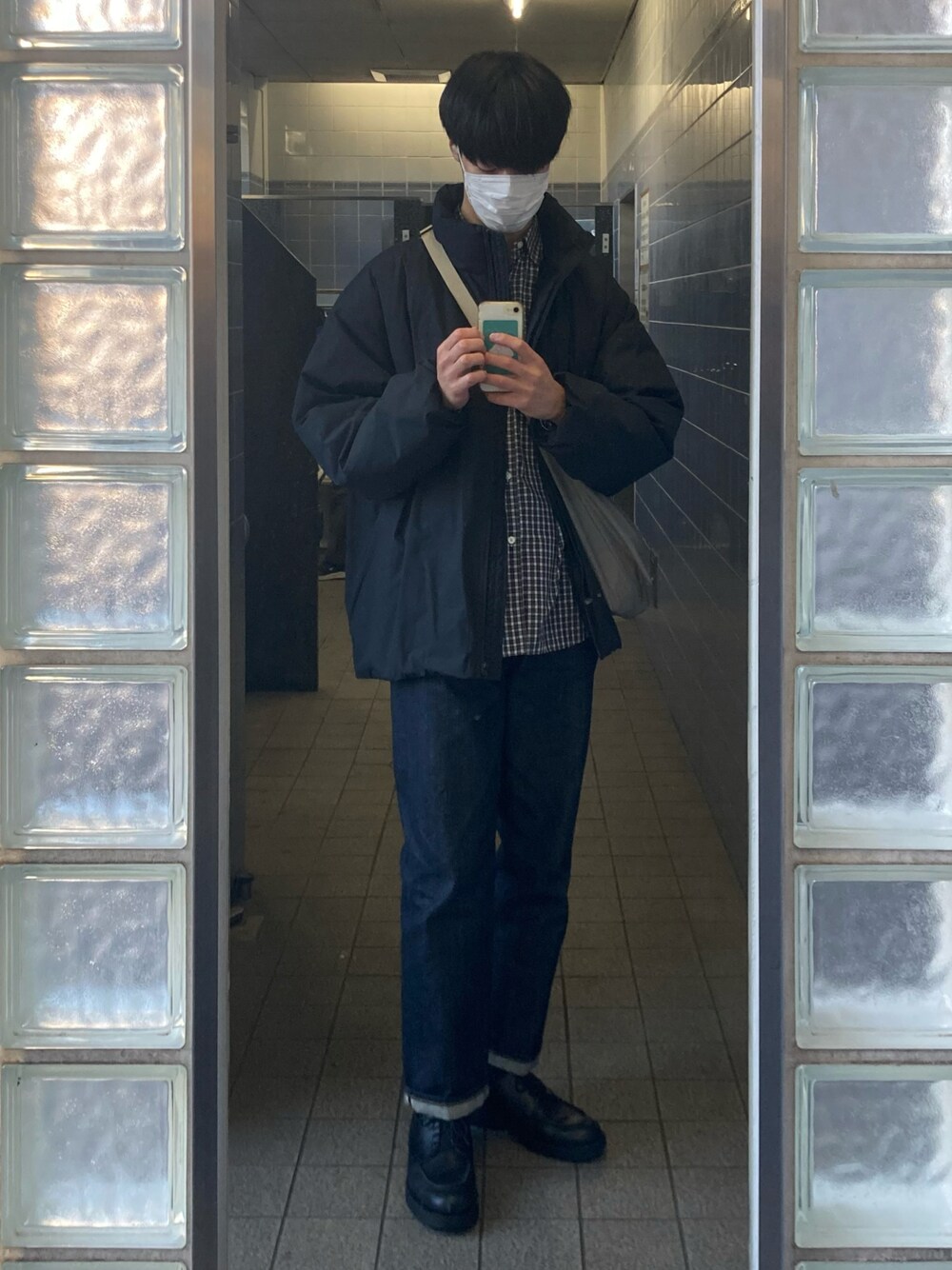 「無印良品、COMOLI、ユニクロ、UNIQLO、UNIQLO U、ダウンジャケット、タータンチェック、デニム、シンプルコーデ、シンプル、カジュアルコーデ、カジュアル、大人カジュアル」｜「無印良品のアイテム（ダウンジャケット/コート、ブラック系）」を使った、naoさん（メンズ・180cm）の冬コーディネートの1枚目の写真