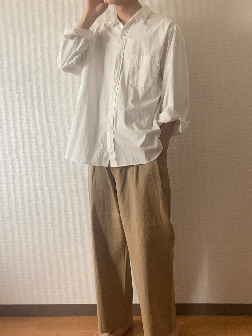 「秋ルック紹介するよ、Steven Alan、Chikashitsu+、シャツスタイル、シャツコーデ、チノパン、シンプルコーデ、シンプルスタイル、カジュアルコーデ、カジュアル、オトナカジュアル、シャツ」｜「Chikashitsu +のアイテム（チノパンツ、ベージュ系）」を使った、naoさん（メンズ・180cm）の秋コーディネートの1枚目の写真
