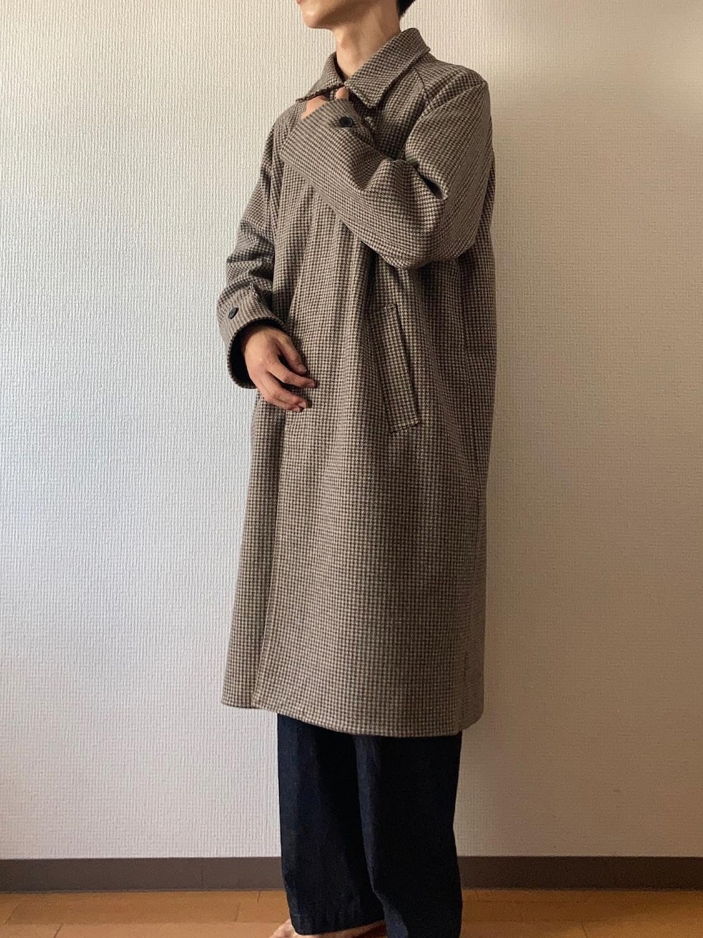 「Traditional Weatherwear、MONO-MART、シンプル、カジュアル、大人カジュアル、シンプルコーデ、シンプルスタイル、カジュアルコーデ、コート、デニム、デニムパンツ」｜「MONO-MARTのアイテム（ステンカラーコート、その他）」を使った、naoさん（メンズ・180cm）の秋コーディネートの1枚目の写真