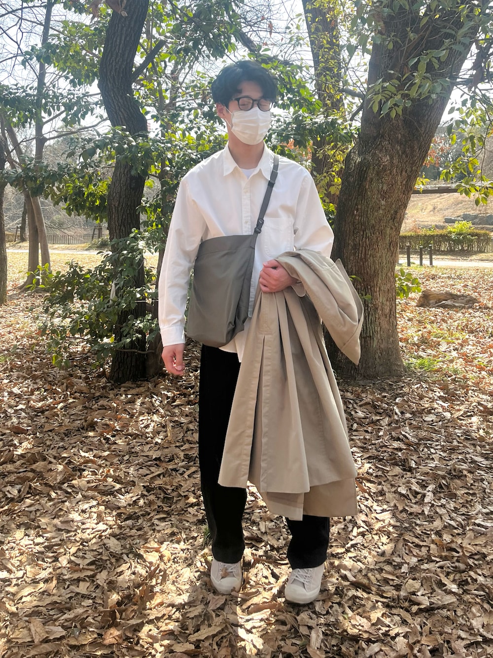 「シンプルコーデ、シンプル、カジュアルコーデ、カジュアル、大人カジュアル、きれいめカジュアル、春、ユニクロ、UNIQLO、UNIQLO U、白シャツ、シャツ、トレンチコート、サングラススタイル、ショルダーバッグ」｜「Steven Alanの＜Steven Alan＞ G/DYE PIN OX REGULAR COLLAR SHIRT-LOOSE/シャツ（シャツ/ブラウス、ホワイト系）」を使った、naoさん（メンズ・180cm）の春コーディネートの1枚目の写真