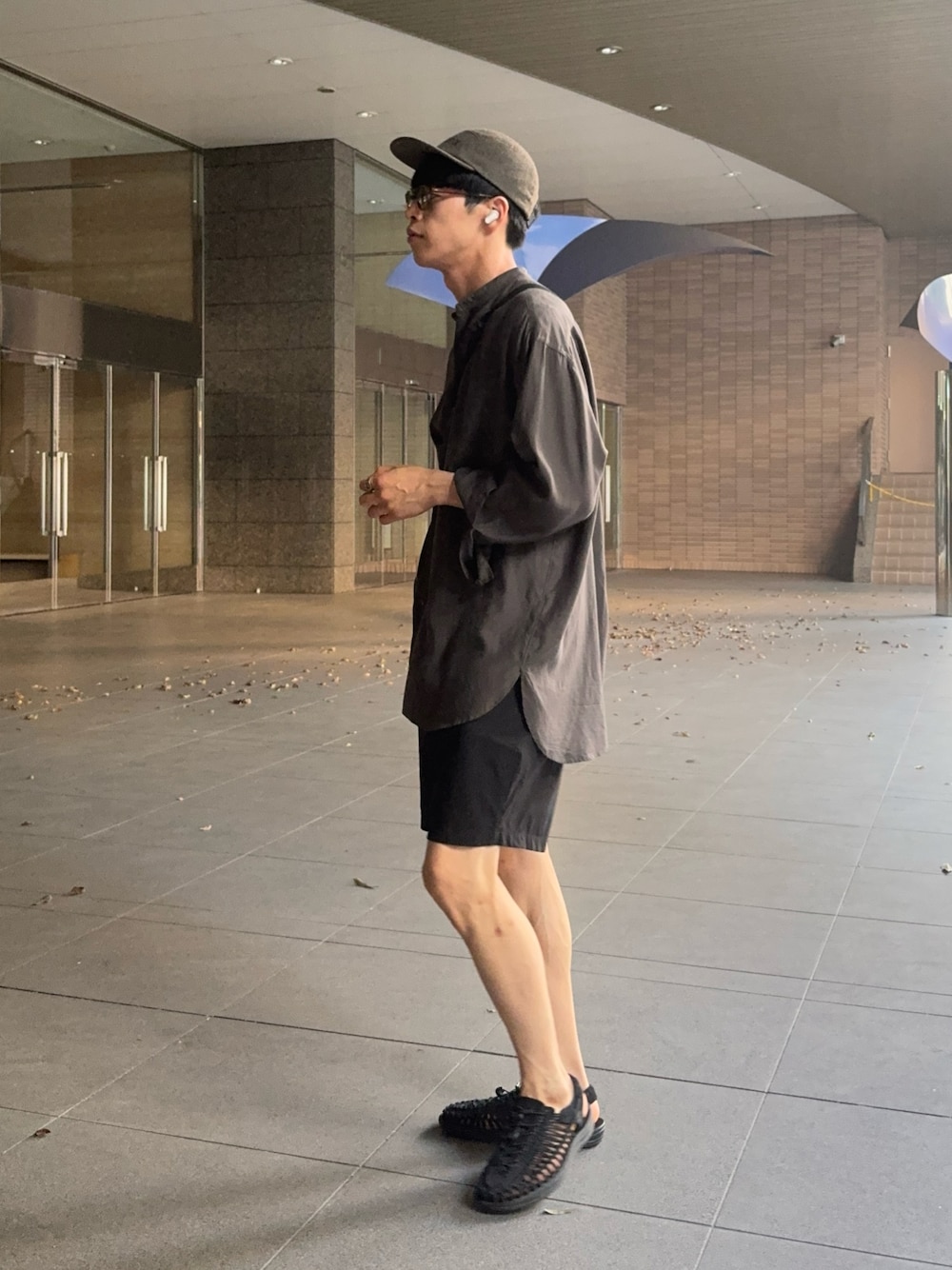 「夏ルックで気分アップ、ハーフパンツ、サンダル、休日コーデ、休日スタイル、キャップ、サングラス、夏コーデ、シンプルコーデ、きれいめカジュアル、プチプラ、シャツスタイル、シャツ、スポーツミックス」｜「KEENのKEEN/キーン UNEEK ユニーク サンダル スニーカー 1023381/1014097/1025169（サンダル、ブラック系）」を使った、naoさん（骨格ウェーブ・メンズ・182cm）の夏コーディネートの1枚目の写真