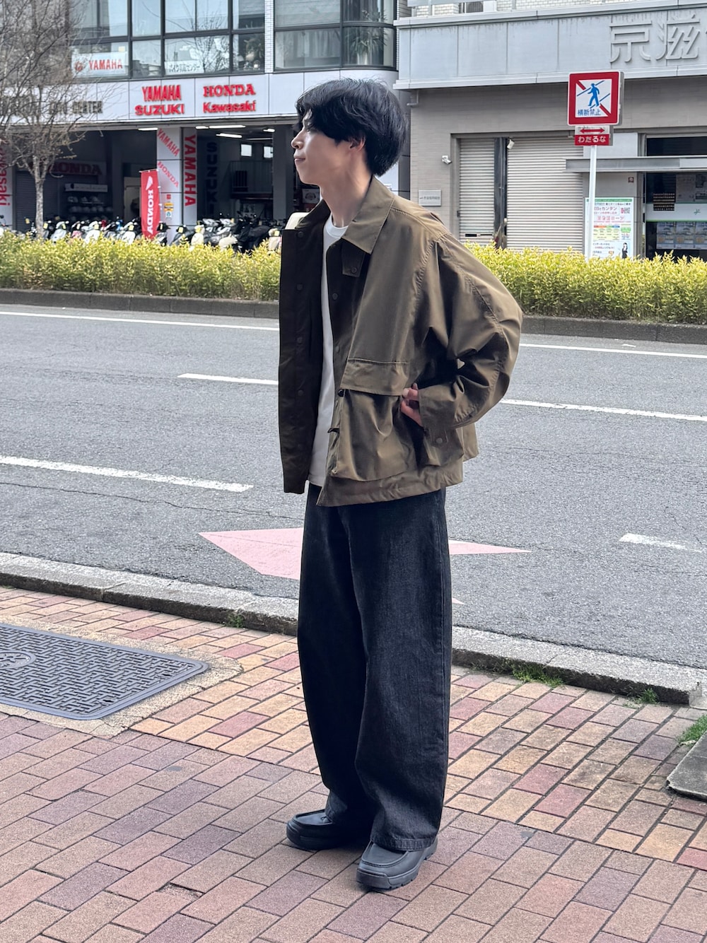 「春めき満開コーデ、春色、休日スタイル、デートコーデ、お出かけコーデ、デニムパンツ、ワイドパンツ、フィッシングジャケット、春服コーデ、メンズコーデ、春服、シンプルコーデ、シンプルスタイル、カジュアルコーデ、カジュアルスタイル」｜「DAIWA PIER39のアイテム（その他アウター、グリーン系）」を使った、naoさん（骨格ウェーブ・メンズ・182cm）の春コーディネートの1枚目の写真