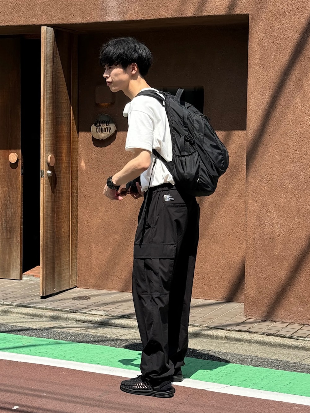 「アウトドアスタイル、秋っぽコーデ更新中、秋服、メンズファッション、デートコーデ、スポーツミックス、カーゴパンツ、サンダル、白Tシャツ、リュック、モノトーン、モノトーンコーデ、シンプルコーデ、シンプルスタイル、シンプル」｜「KEENのKEEN/キーン UNEEK ユニーク サンダル スニーカー 1023381/1014097/1025169（サンダル、ブラック系）」を使った、naoさん（メンズ・180cm）の秋コーディネートの1枚目の写真
