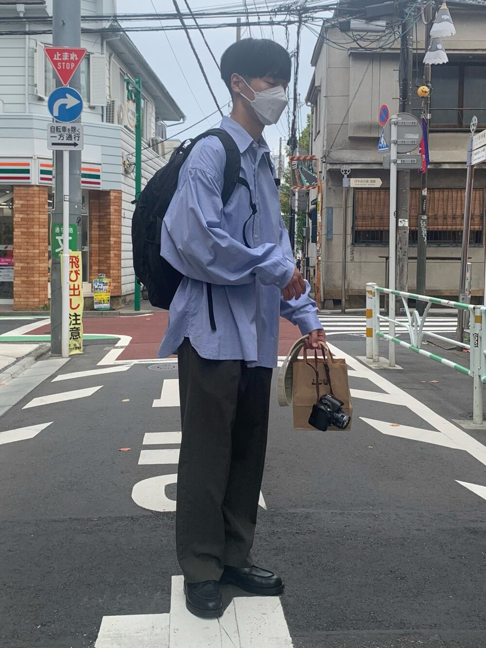 「カジュアルコーデ、大人カジュアル、カジュアル、シンプルコーデ、シンプル、シンプルスタイル、リュック、革靴、KLEMAN、sillage、used、スラックス、シャツ、シャツスタイル、サックスブルー」｜「Sillageのアイテム（シャツ/ブラウス、ブルー系）」を使った、naoさん（メンズ・180cm）の秋コーディネートの1枚目の写真