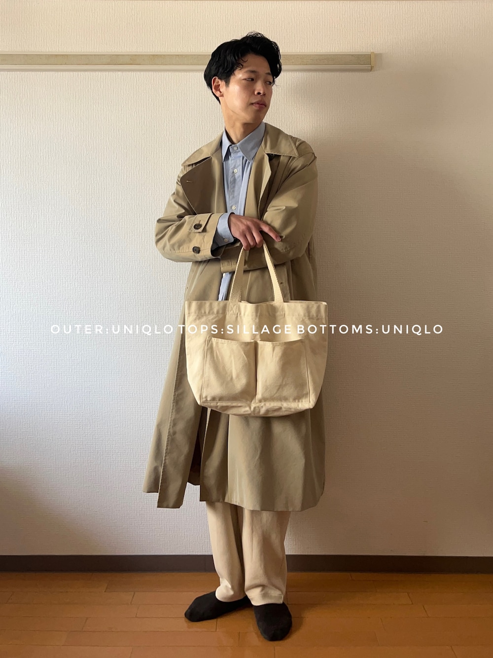 「シンプルコーデ、シンプル、カジュアル、大人カジュアル、きれいめカジュアル、カジュアルコーデ、トレンチコート、スウェット、スウェットパンツ、トートバッグ、シャツスタイル、シャツ、淡色コーデ、ナチュラル、メンズファッション」｜「Sillageのアイテム（シャツ/ブラウス、ブルー系）」を使った、naoさん（メンズ・180cm）の春コーディネートの1枚目の写真