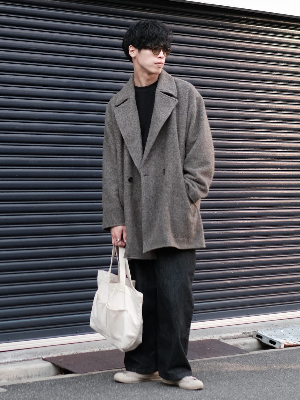 「真冬のあったかスタイル、冬服、お出かけコーデ、プチプラ、冬コーデ、デートコーデ、綺麗めコーデ、きれいめカジュアル、大人カジュアル、シンプルコーデ、シンプル、デニム、デニムパンツ、ミドルコート、サングラス」｜「ファミリーマートのアイテム（スウェット、ブラック系）」を使った、naoさん（骨格ウェーブ・メンズ・182cm）の冬コーディネートの1枚目の写真