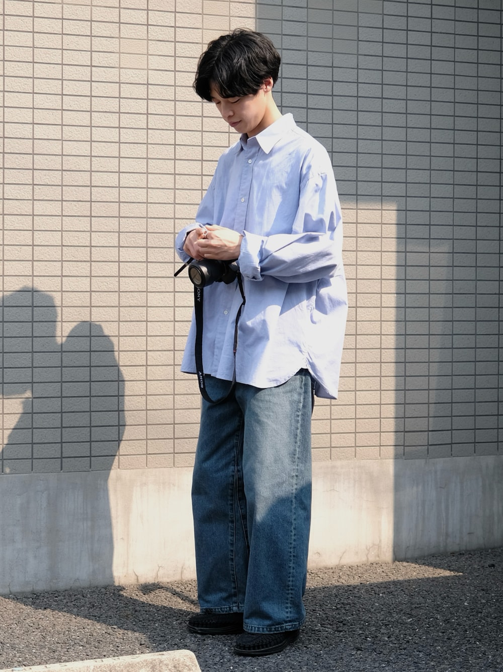 「春めき満開コーデ、春色、大人カジュアル、淡色コーデ、デニムパンツ、ワイドパンツ、シャツスタイル、シャツ、韓国ファッション、サンダル、休日スタイル、デートコーデ、お出かけコーデ、オーバーサイズ、シンプルコーデ」｜「Sillageのアイテム（シャツ/ブラウス、ブルー系）」を使った、naoさん（骨格ウェーブ・メンズ・182cm）の春コーディネートの1枚目の写真