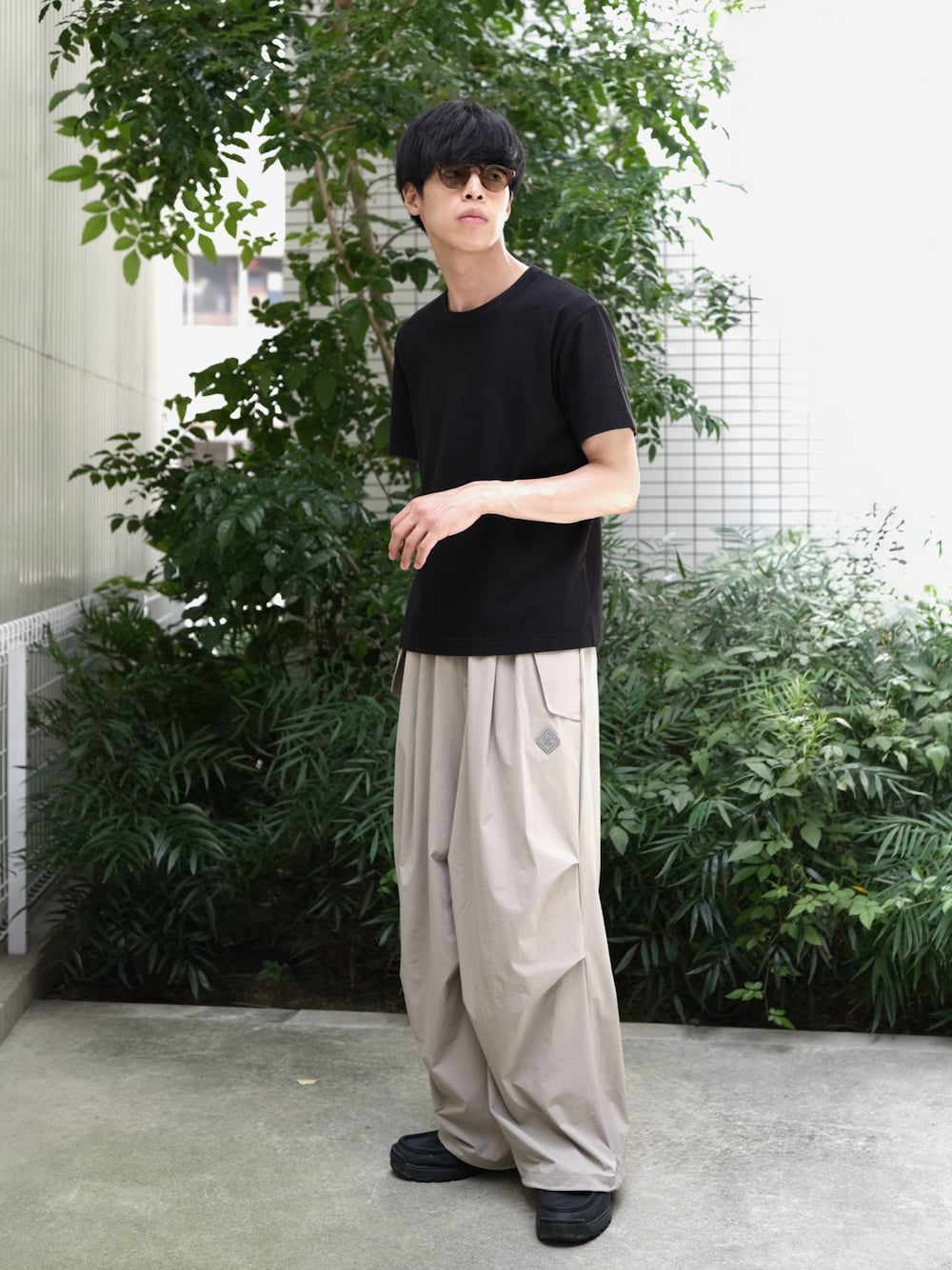 「シンプルコーデ、シンプル、シンプルスタイル、きれいめカジュアル、夏コーデ、サングラス、Tシャツ、ワイドパンツ、黒Tシャツ、スニーカー、ムーンスター、カジュアル、カジュアルコーデ、おでかけコーデ、休日スタイル」｜「UNDER ARMOURの＜UNDER ARMOUR ｜ UNITED ARROWS＞ スノーカモ パンツ（その他パンツ、ベージュ系）」を使った、naoさん（骨格ウェーブ・メンズ・182cm）の夏コーディネートの1枚目の写真