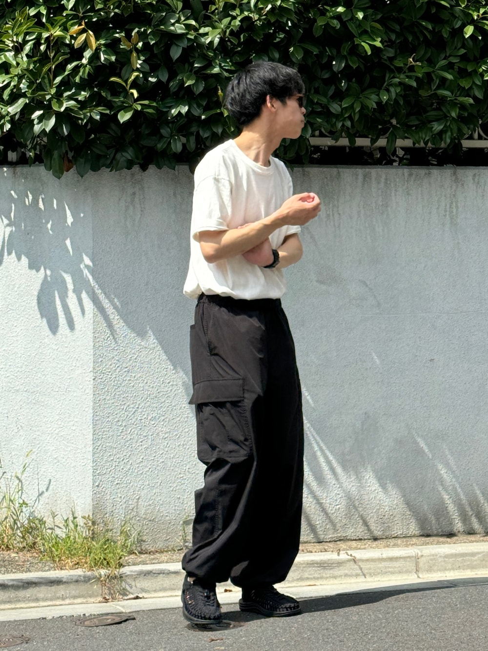 「アツいコーデ全部見せ、プチプラ、シンプルコーデ、シンプル、モノトーン、サングラス、サンダル、白Tシャツ、カジュアル、カーゴパンツ、keen、Hanes、FreshService、タックイン」｜「instagram▷_n__ao__のinstagram（その他、ホワイト系）」を使った、naoさん（メンズ・180cm）の夏コーディネートの1枚目の写真