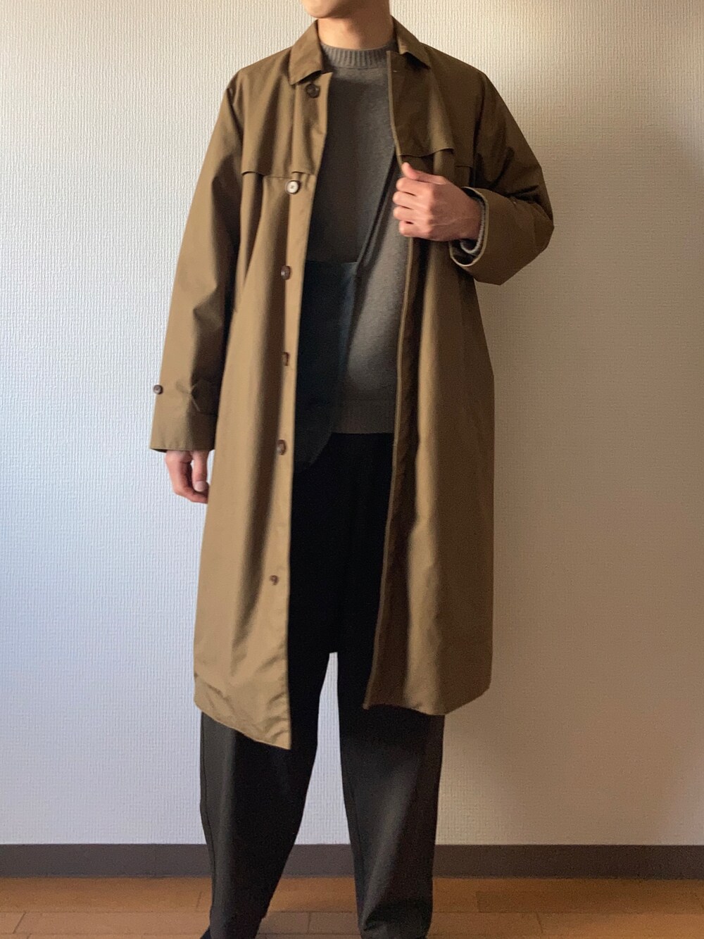 「AURALEE、Steven Alan、Hender Scheme、カジュアルコーデ、カジュアル、大人カジュアル、シンプル、シンプルスタイル、シンプルコーデ、コート、秋冬コーデ、ブラウンコーデ」｜「Hender SchemeのHender Scheme　pig shoulder big（ショルダーバッグ、グレー系）」を使った、naoさん（メンズ・180cm）の冬コーディネートの1枚目の写真