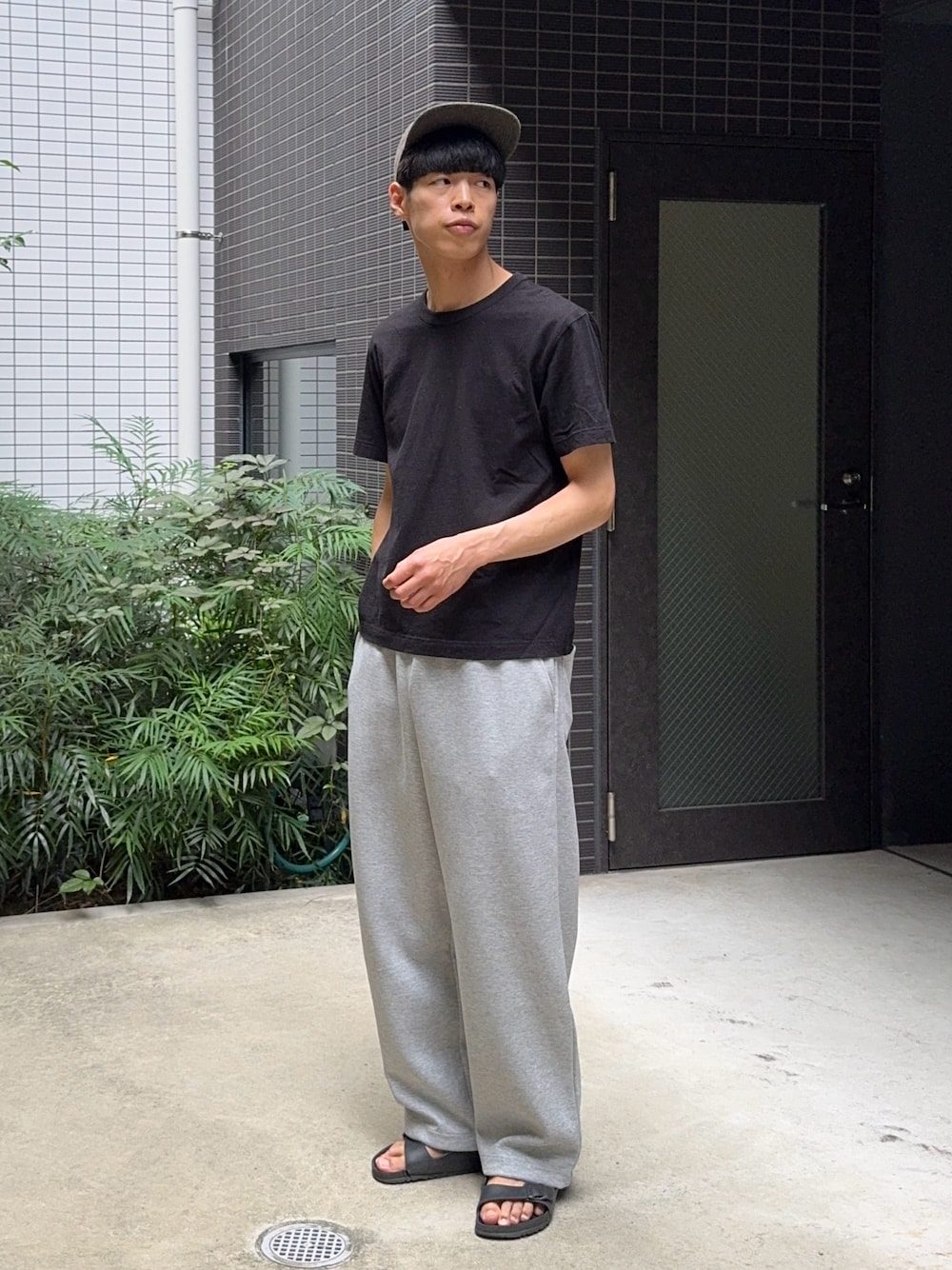 「スポーツミックス、スウェット、スウェットパンツ、カジュアル、カジュアルコーデ、UNIQLO、ユニクロ、Tシャツ、キャップ、雨の日コーデ、モノトーン、モノトーンコーデ、サンダル、きれいめカジュアル」｜「UNIQLOのアイテム（シャツ/ブラウス、ブラック系）」を使った、naoさん（骨格ウェーブ・メンズ・182cm）の夏コーディネートの1枚目の写真