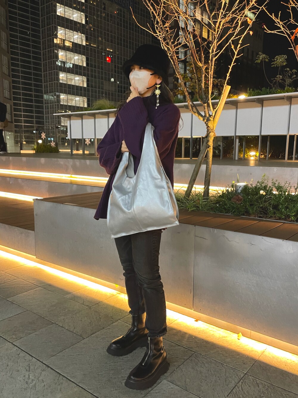 「冬、冬コーデ、カジュアルコーデ、ハイネックニット、セーター、ハイネック、バケハ、ファー帽子、トライアングルバッグ、トライアングル、おおぶりピアス、骨格ウェーブ、高身長女子、BIRTHDAY BAR、actually」｜「Actuallyのフェイクレザー トライアングルトート 三角バッグ（トートバッグ、シルバー系）」を使った、KUUKOさん（レディース・164cm）の冬コーディネートの1枚目の写真