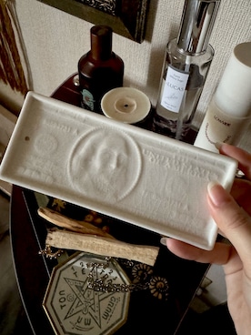 「BIRTHDAY BAR（バースデイバー）のCRACKLE BUCKS TRAY　インセンススタンドにもなるトレイ（インテリア雑貨、ホワイト系）」を使った、KUUKOさん（レディース・164cm）の春コーディネート