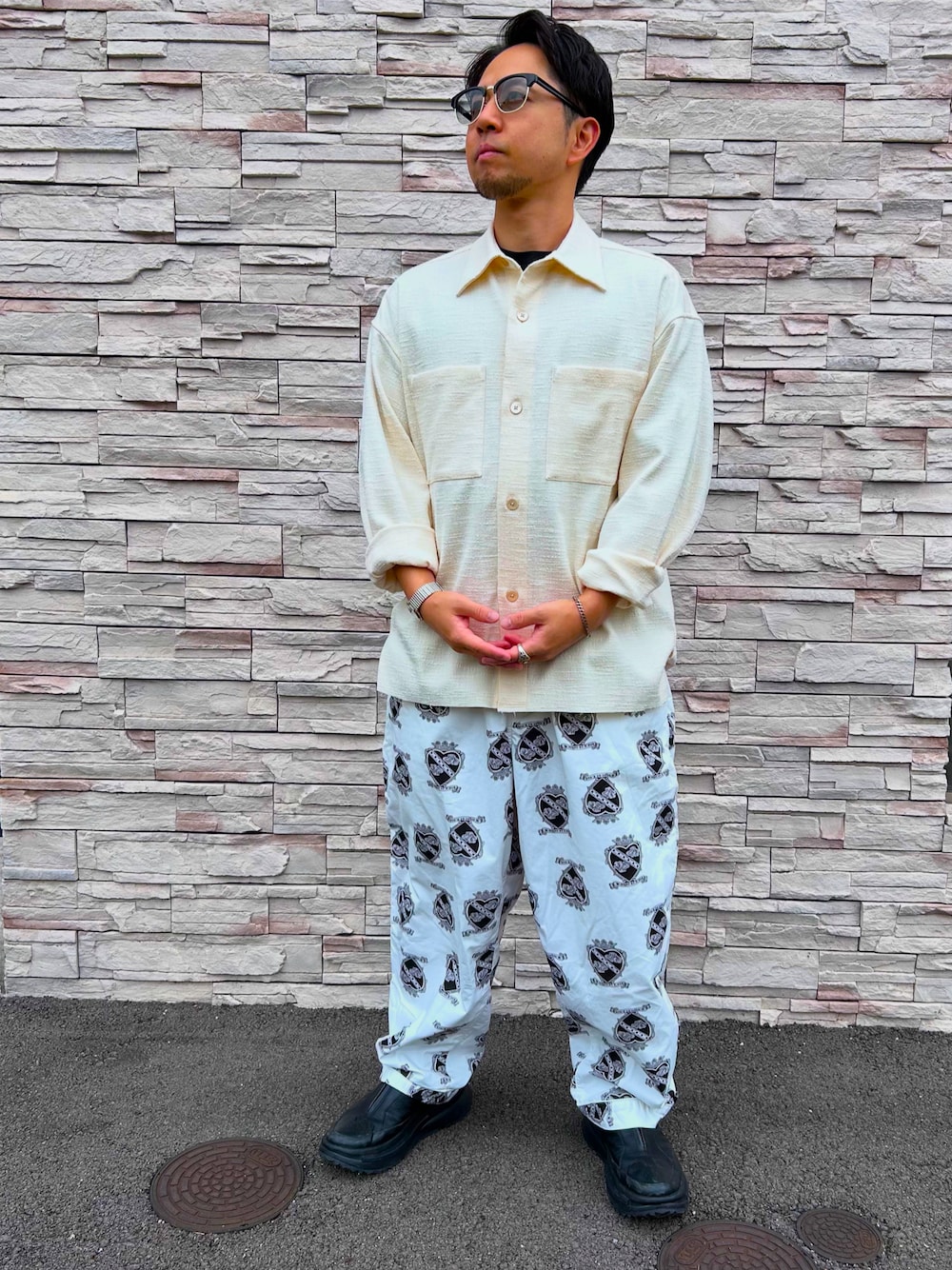 ホワイト系のシャツ/ブラウス、ホワイト系のパンツ、ブラック系のスニーカーを着用したメンズの秋コーディネートの1枚目の写真