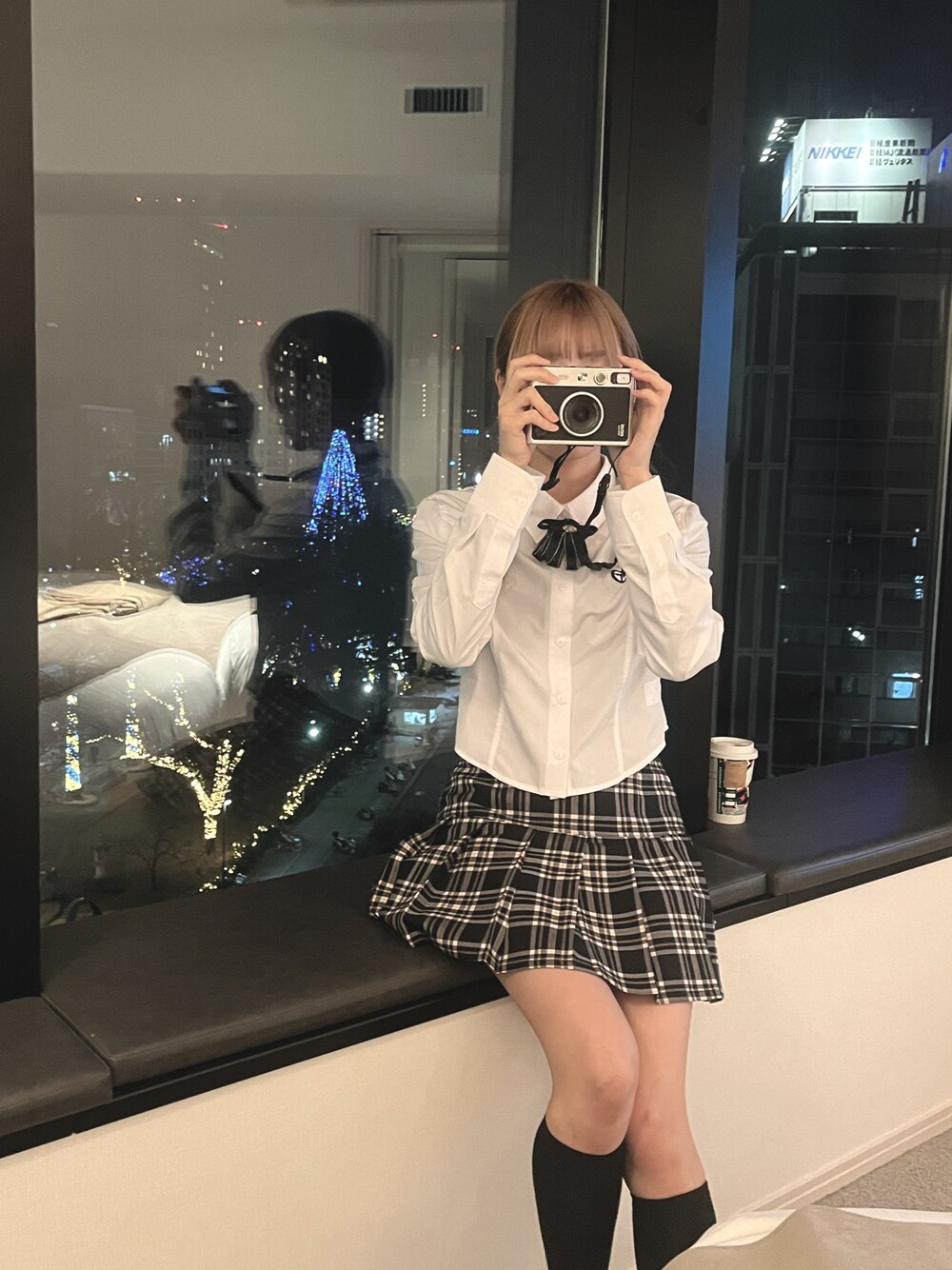「TOMMY HILFIGER、ROMANTICCROWN×TARGETTO、PARTY、ディナー、制服っぽい、ミニスカート、韓国ファッション、春コーデ、秋コーデ、冬コーデ、大学生コーデ」｜「tommy jeansのチェックプリーツミニスコート（スカート、ブラック系）」を使った、Hana*.ﾟさん（レディース・156cm）の夏コーディネートの1枚目の写真