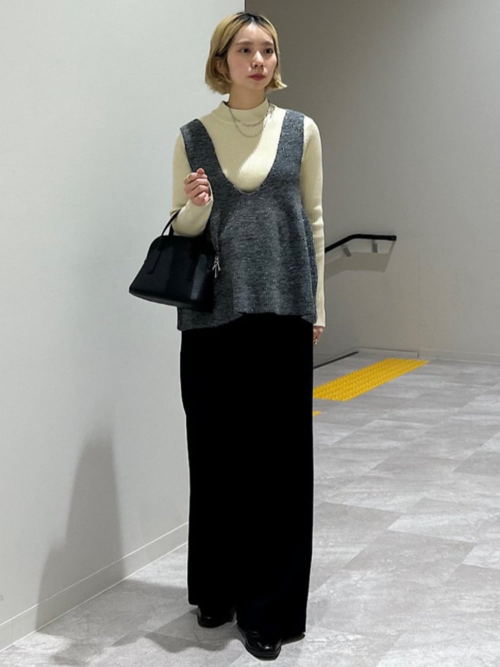 「SHIPS、SHIPS Colors、シップス、ビスチェ、ラメ、ベスト」｜「SHIPS ColorsのSHIPS Colors:2連 チェーン ネックレス（ネックレス、シルバー系）」を使った、松原さん（レディース・153cm）の秋コーディネートの1枚目の写真